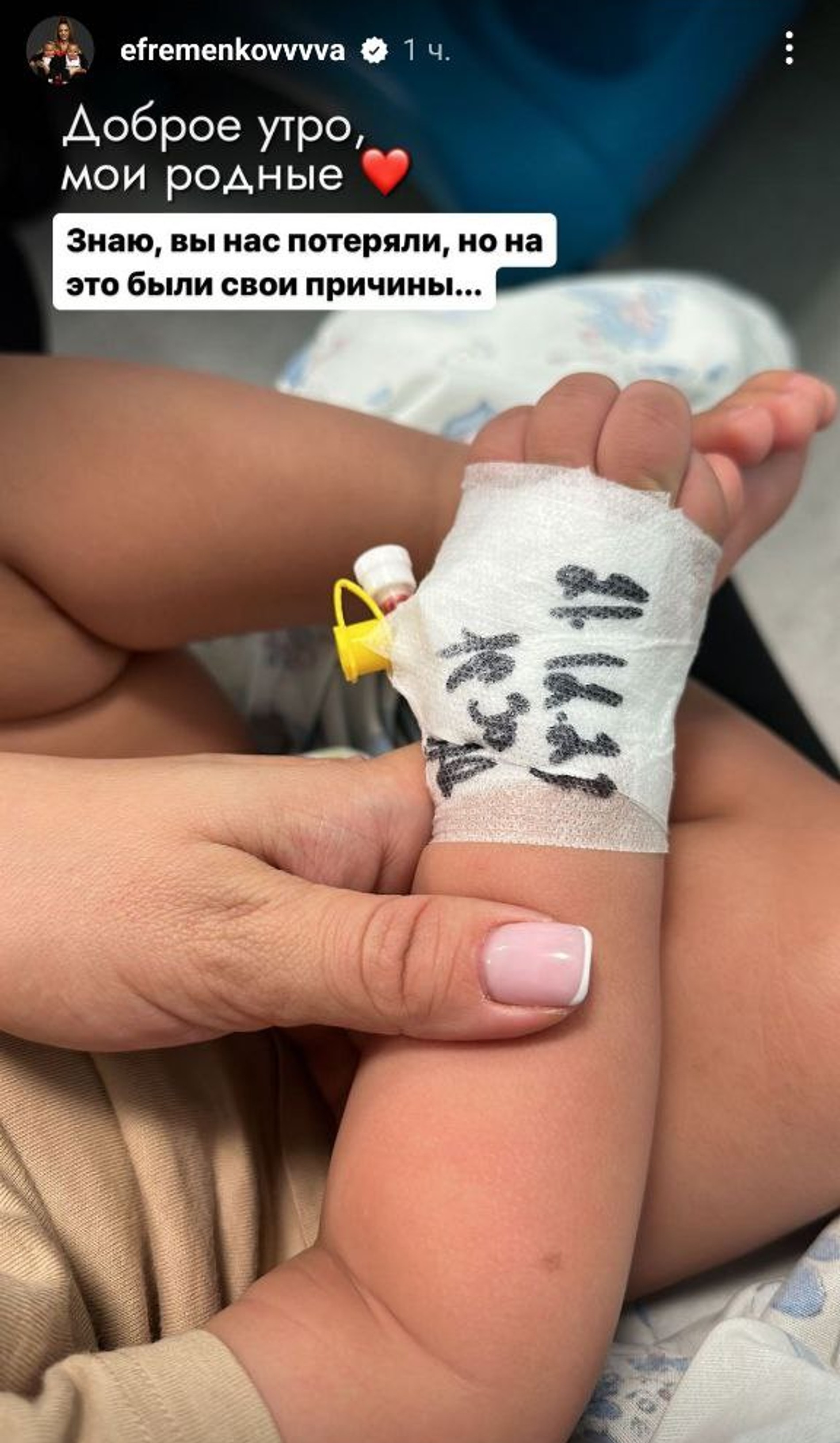 Юлия Ефременкова держит за руку сына Кристиана. Фото: Инстаграм* @efremenkovvvva