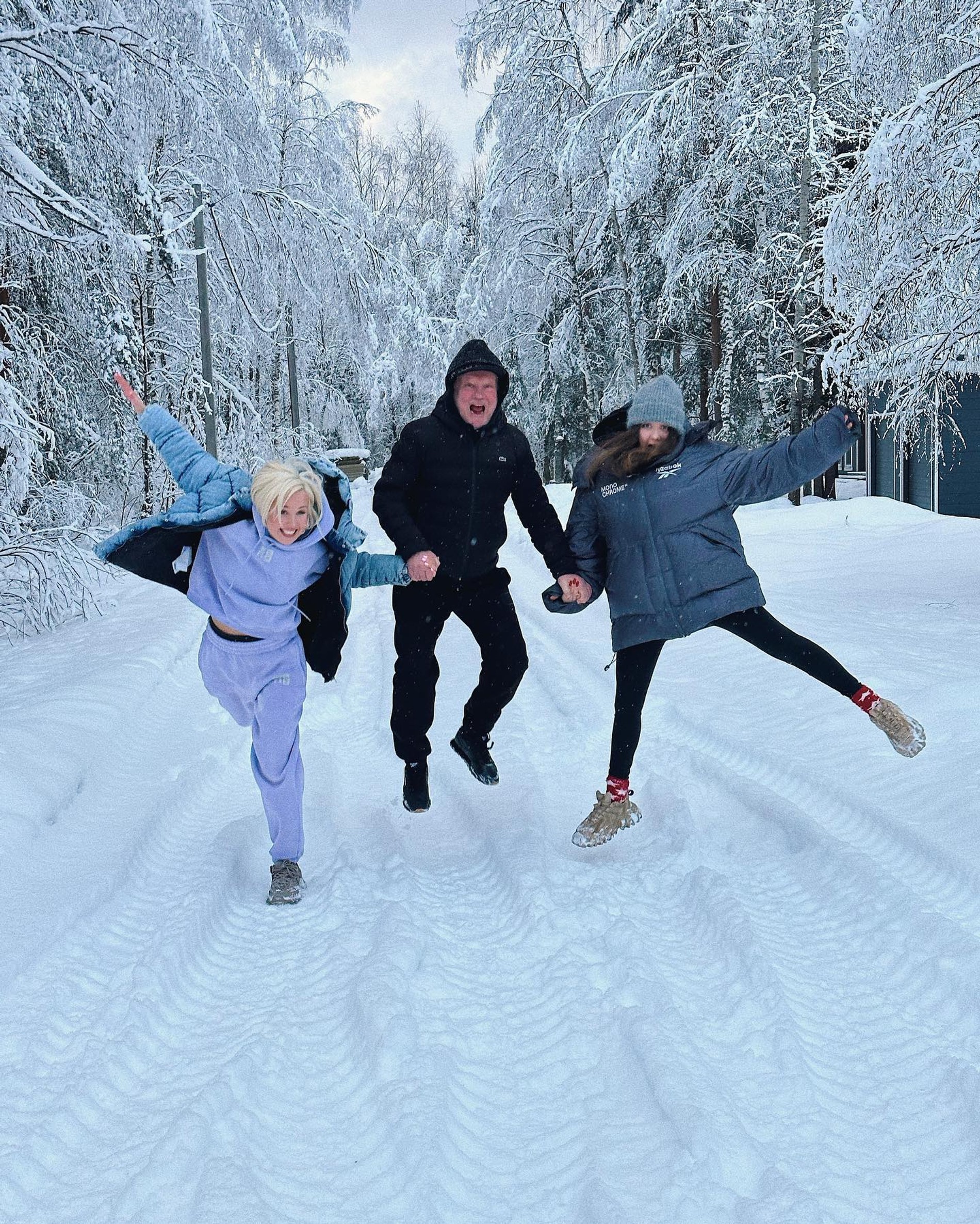 Клава Кока с отцом и сестрой. Фото: Инстаграм* @klavacoca