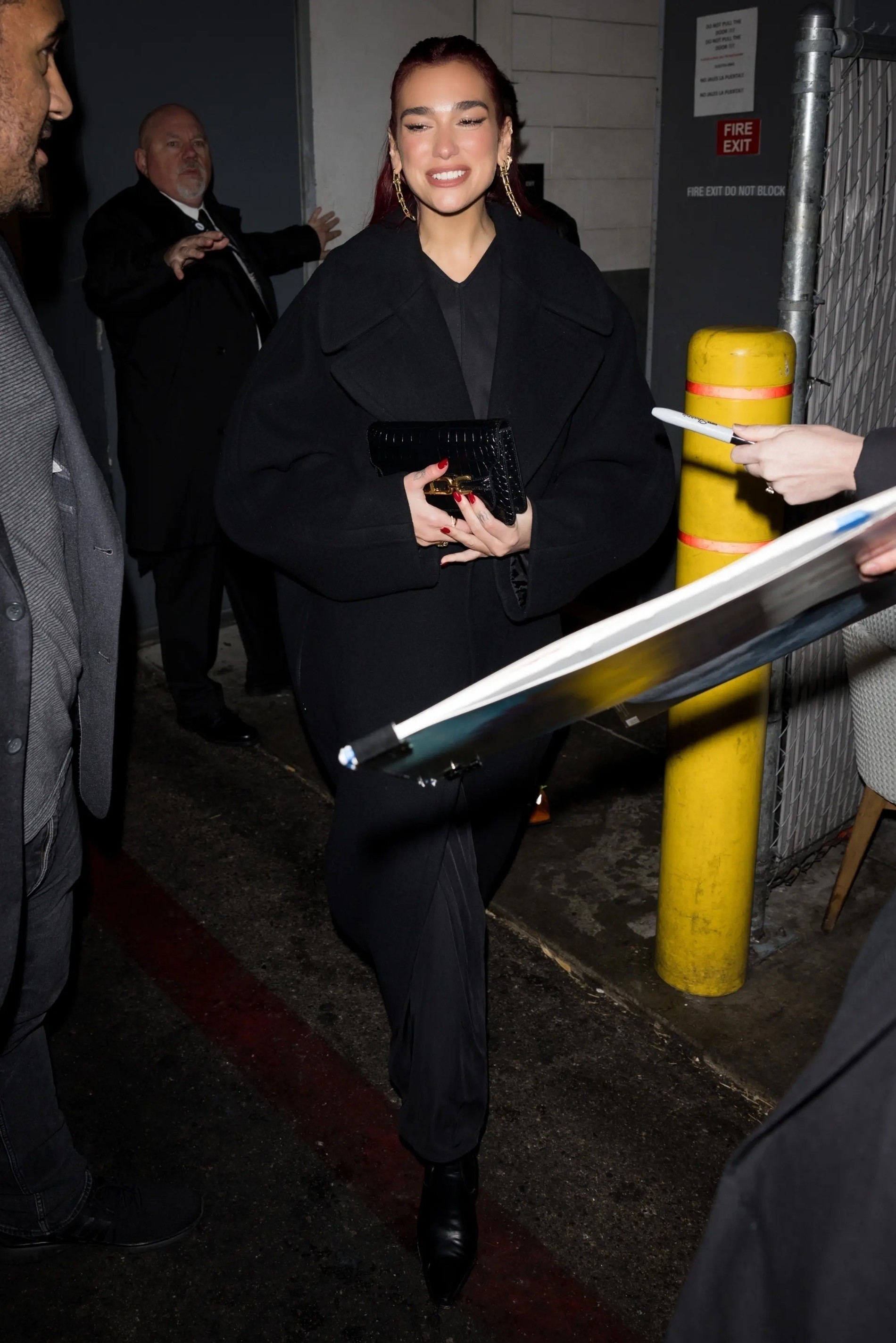 Дуа Липа покидает премьеру сериала «Властелины воздуха». Фото: Page Six