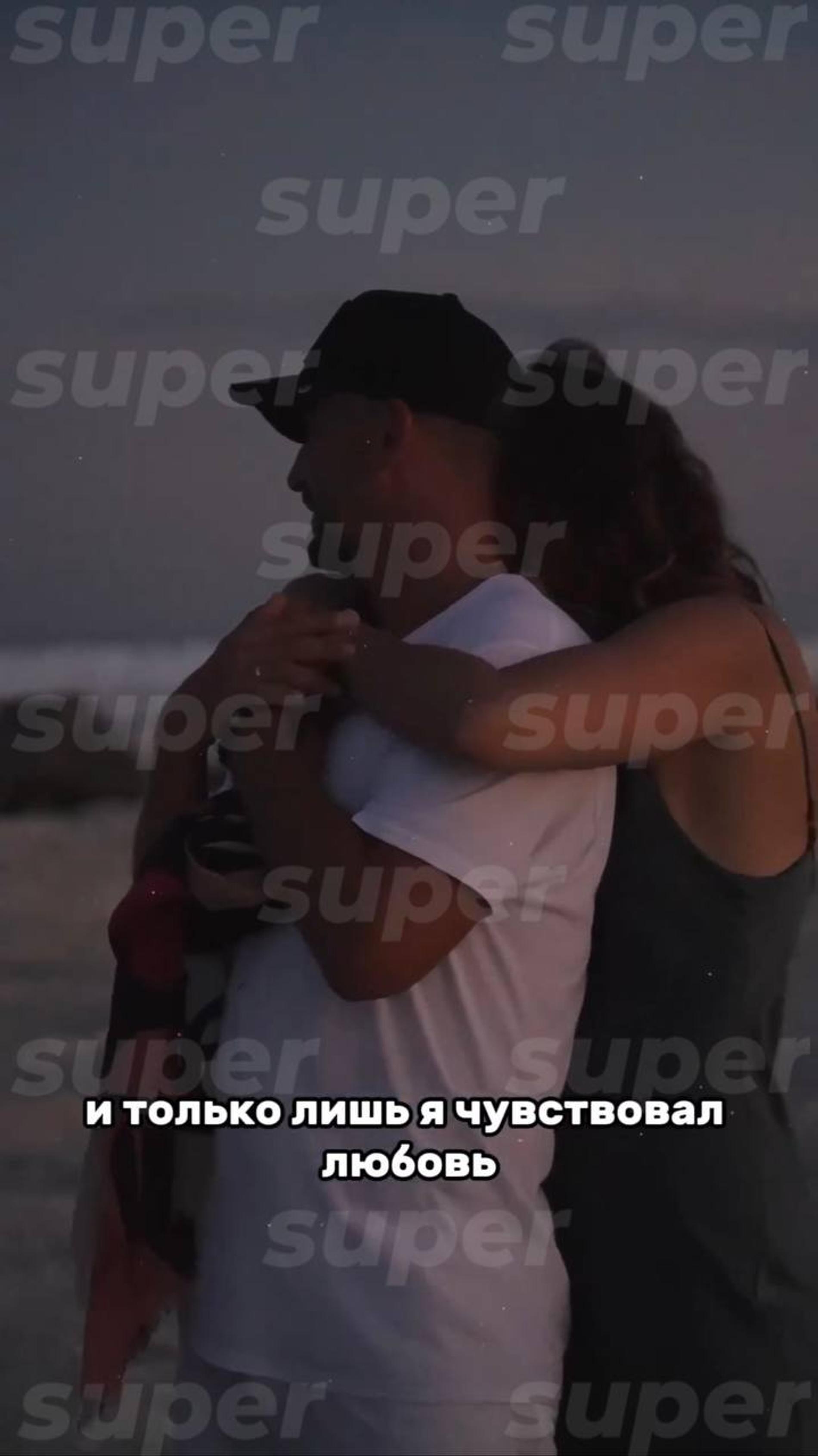 Кадр из видео Игоря Сивова, на котором видно обручальное кольцо на пальце предпринимателя. Фото: Инстаграм (запрещен в РФ) / @igorsivovv