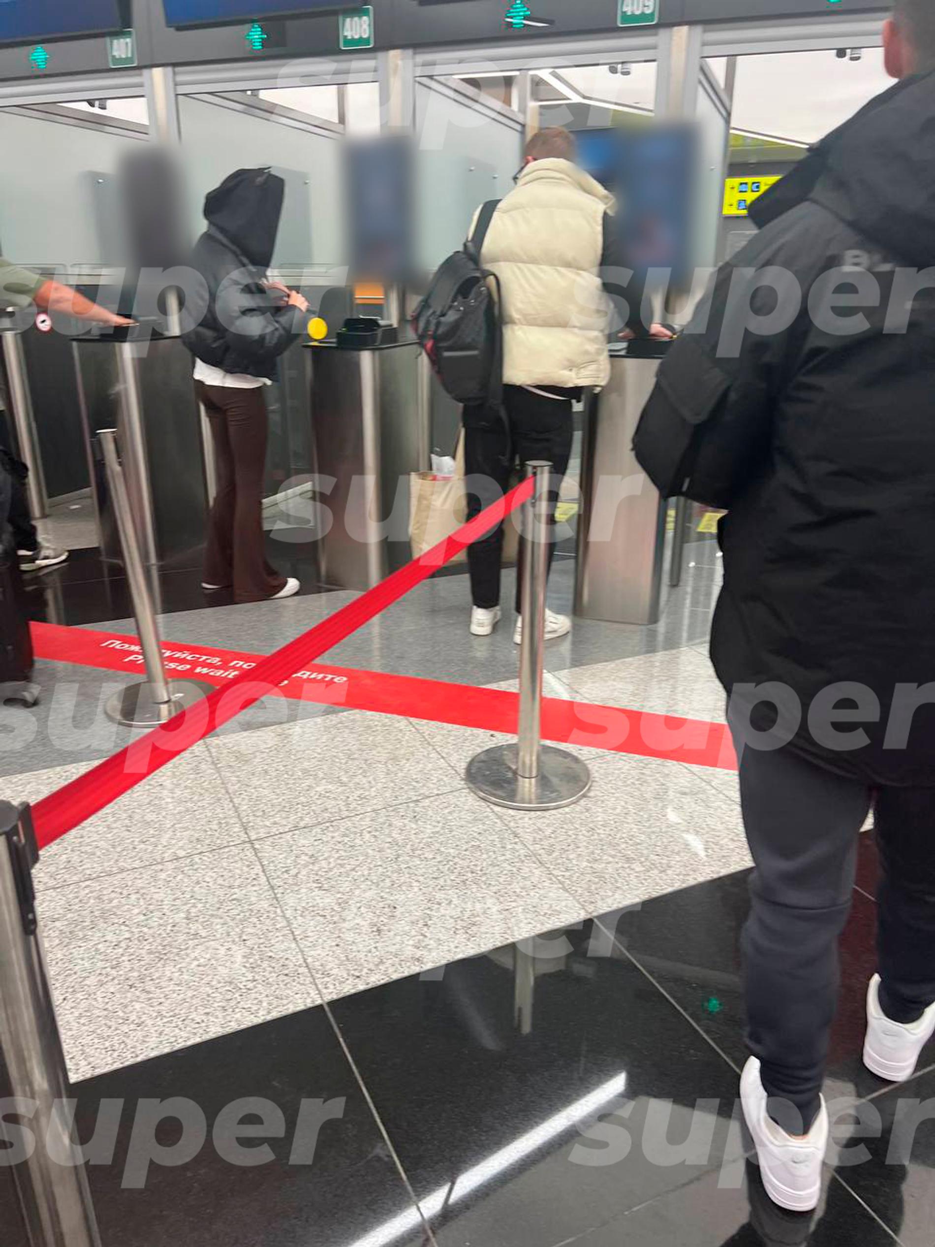 Надежда Сысоева и Саша Стоун в Шереметьево. Фото: Super