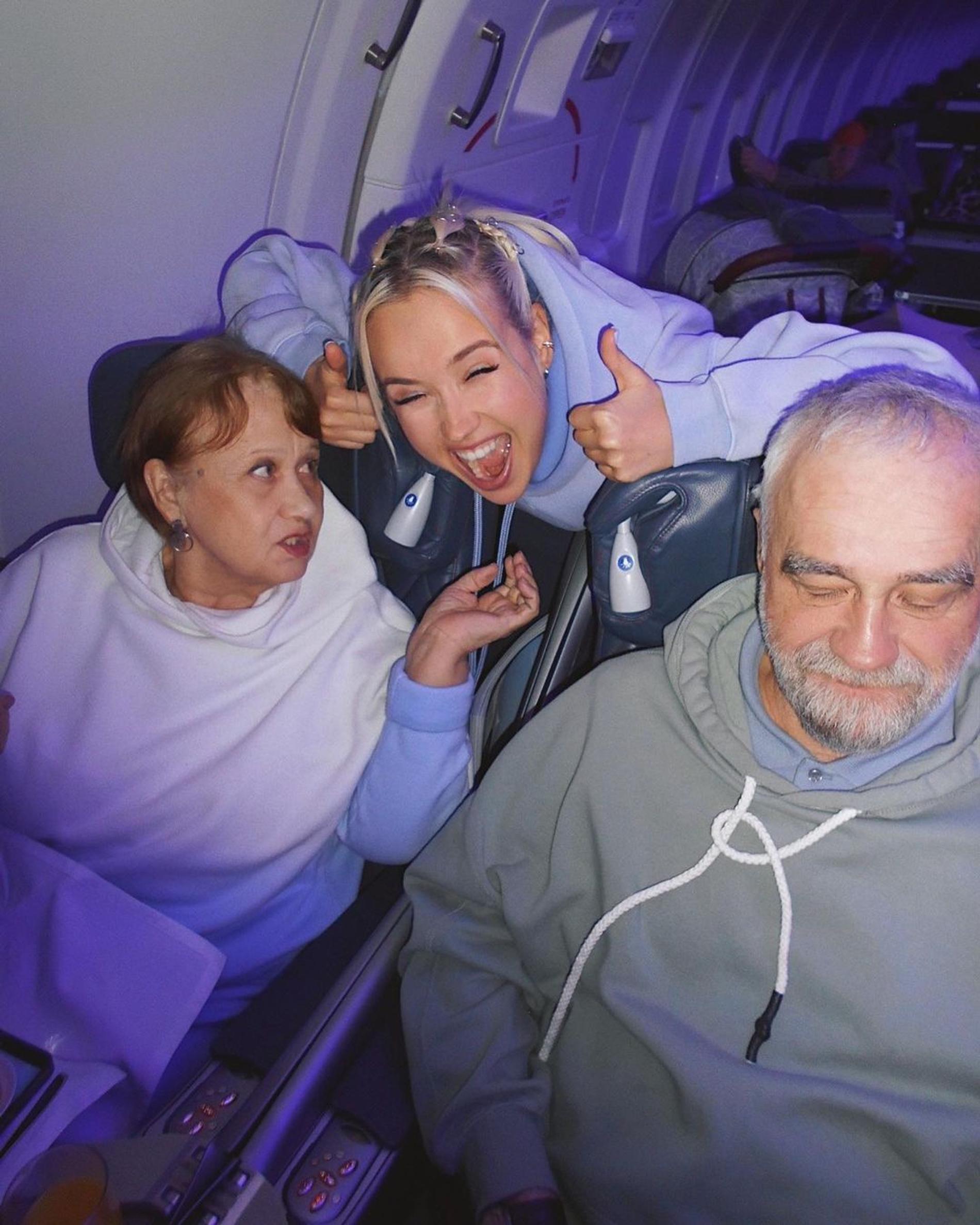 Клава Кока с бабушкой и дедушкой. Фото: Инстаграм* @klavacoca