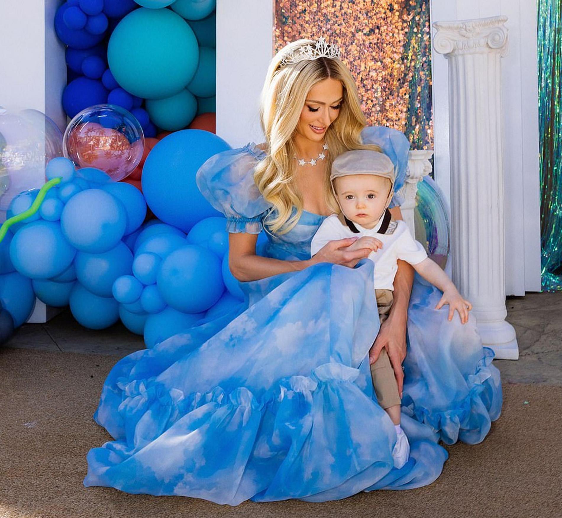 Пэрис Хилтон с сыном Фениксом. Фото: Startraks