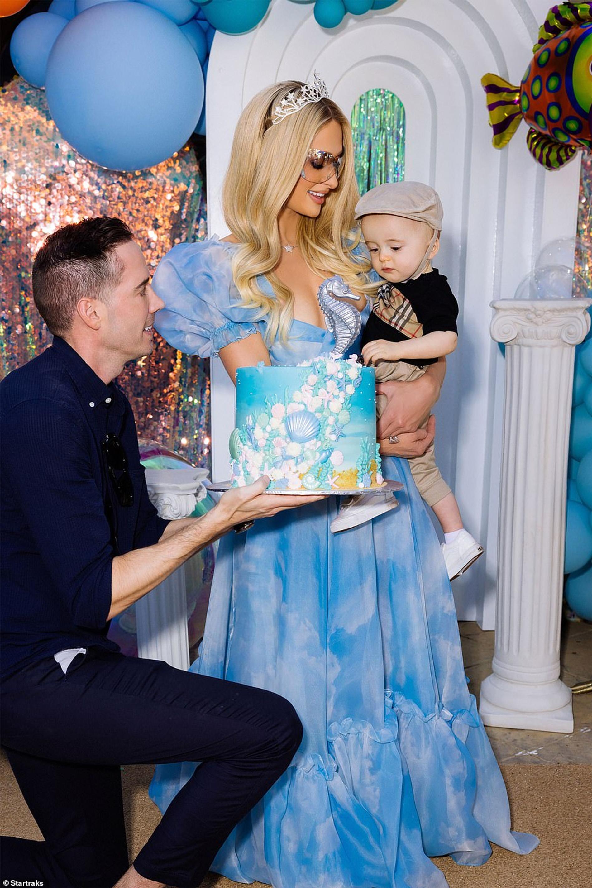 Пэрис Хилтон и Картер Реум с сыном Фениксом. Фото: Startraks