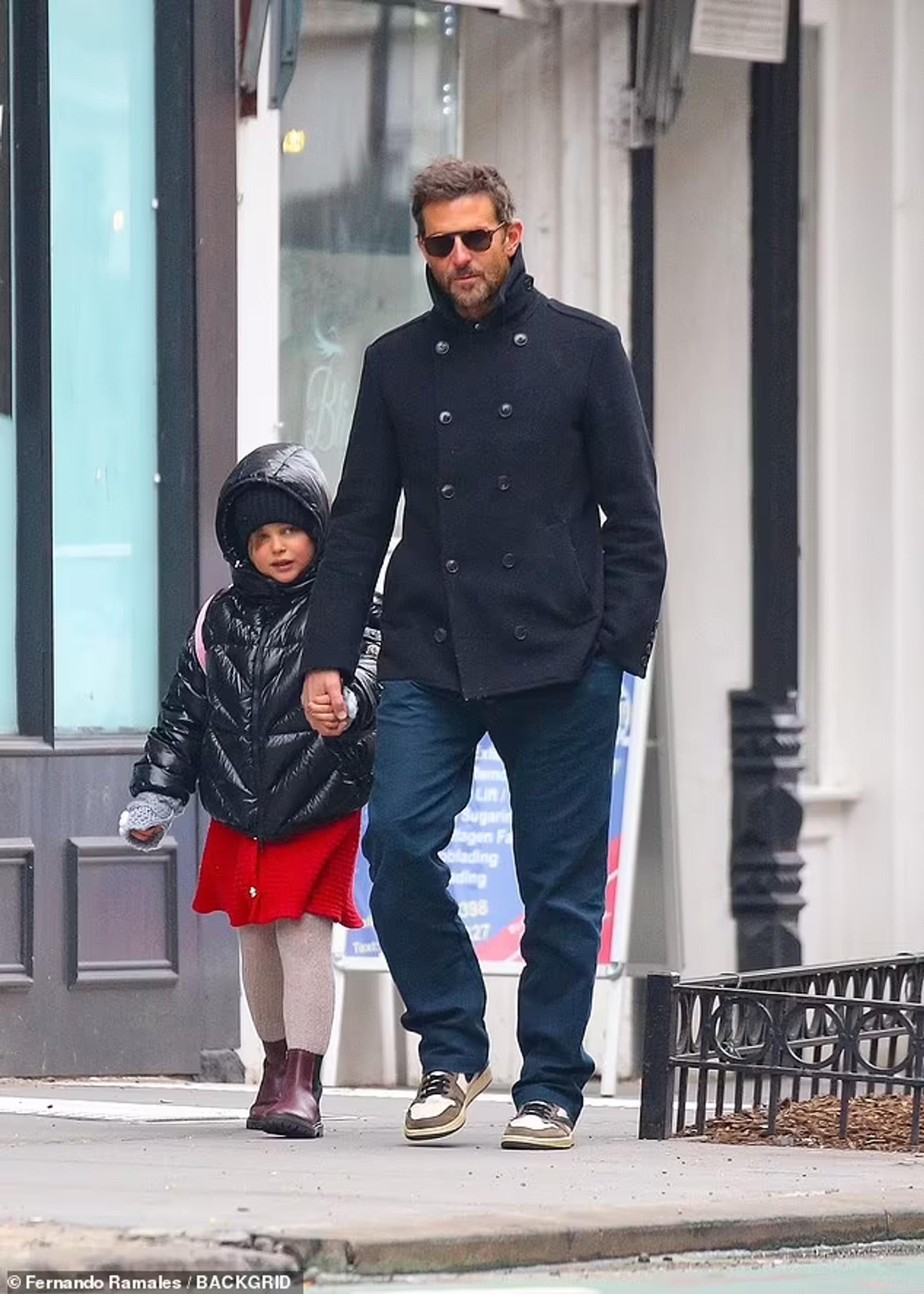 Брэдли Купер с дочерью Леей. Фото: Daily Mail