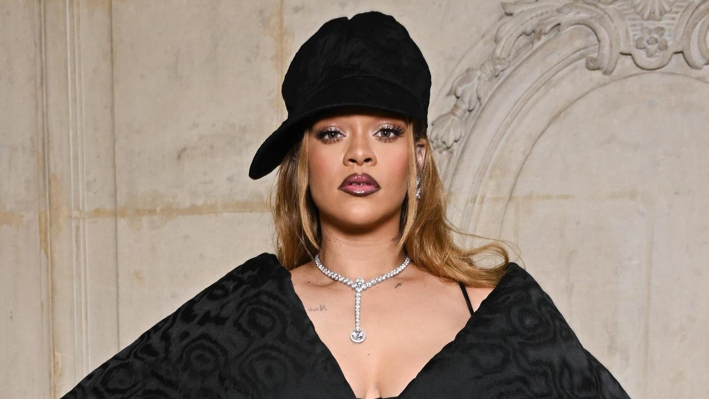 Ріанна демонструє найсуперечливіше взуття сезону