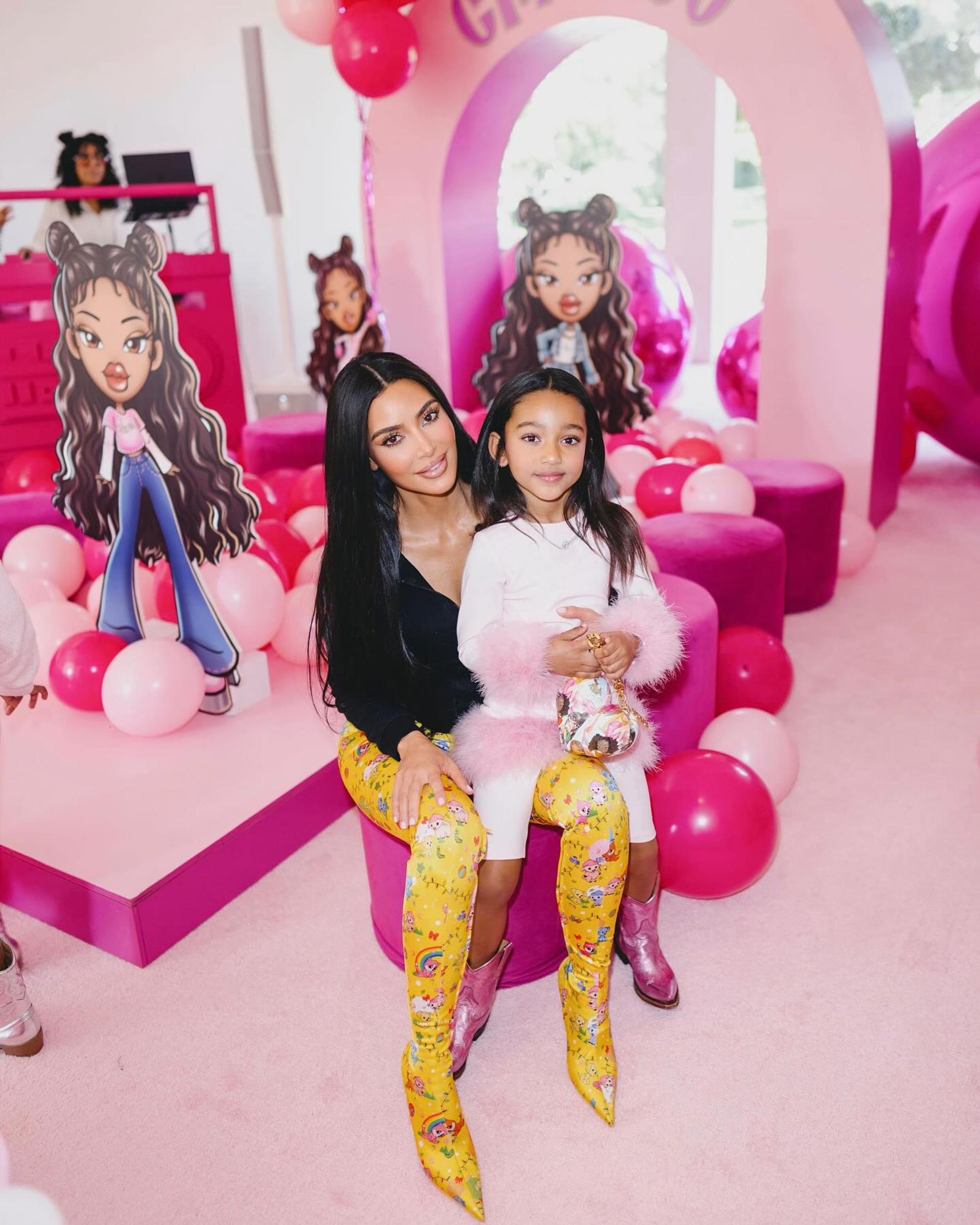 Ким Кардашьян с дочерью Чикаго. Фото: Инстаграм* @kimkardashian