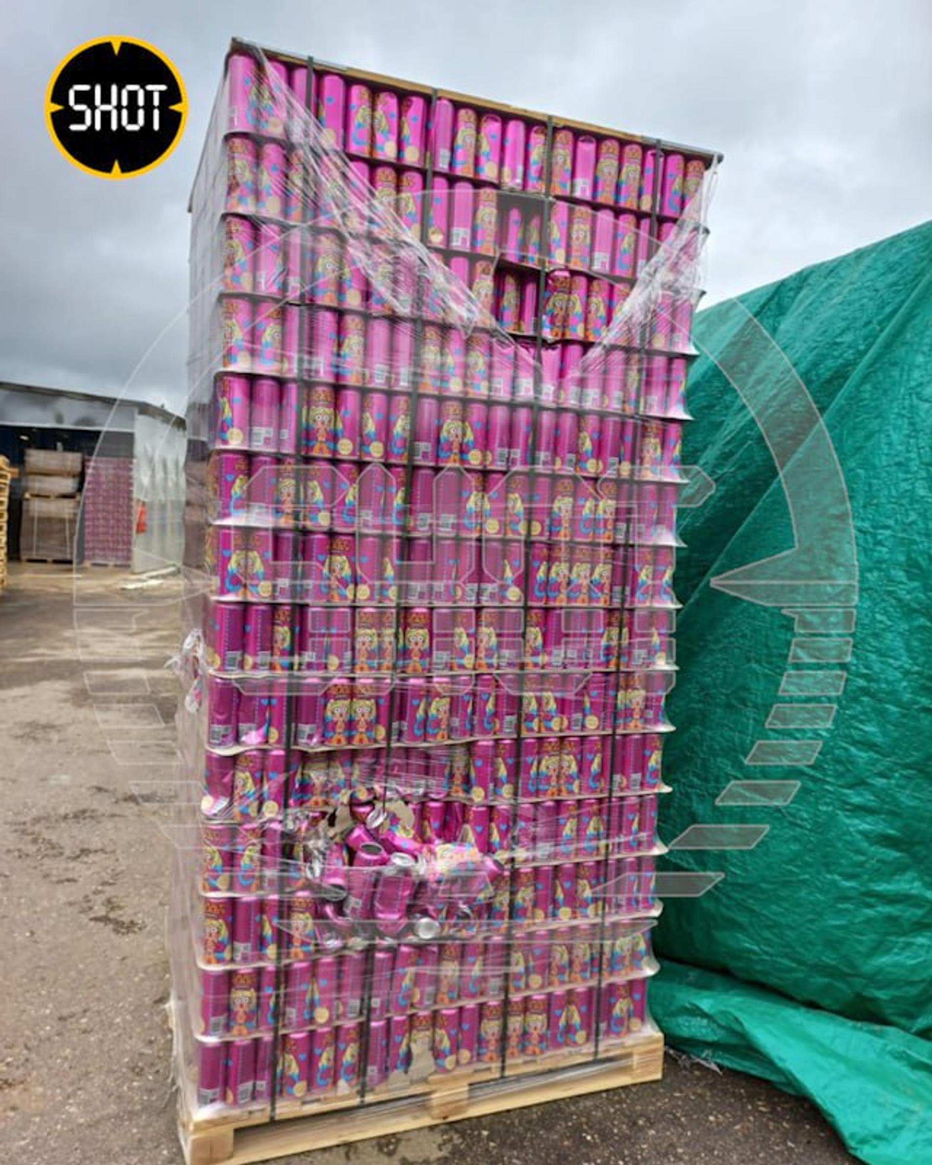 Партия банок Easy Peasy, которая якобы хранится на улице. Фото: SHOT