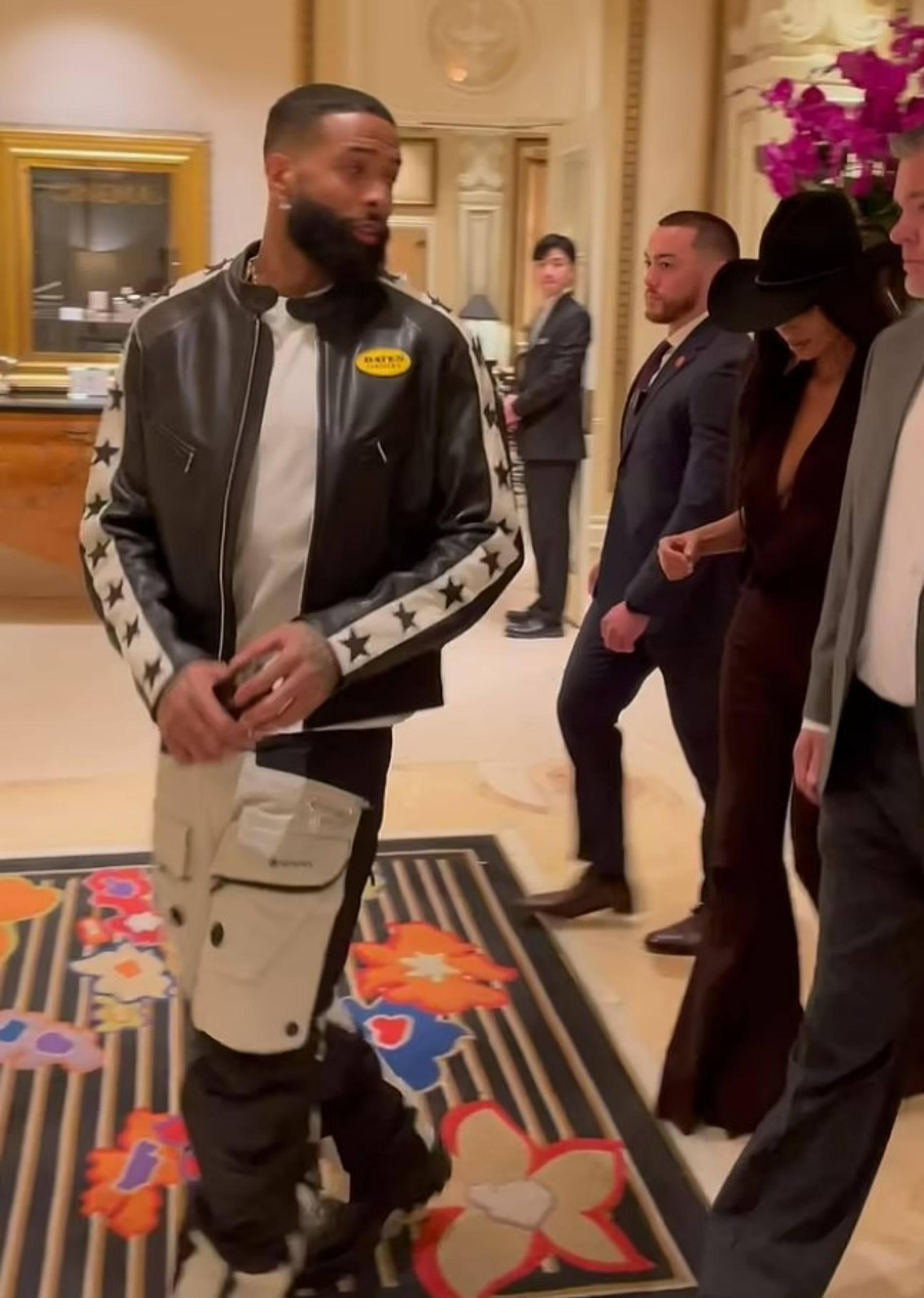 Оделл Бекхэм-младший и Ким Кардашьян в сопровождении охранников. Фото: splashnews.com