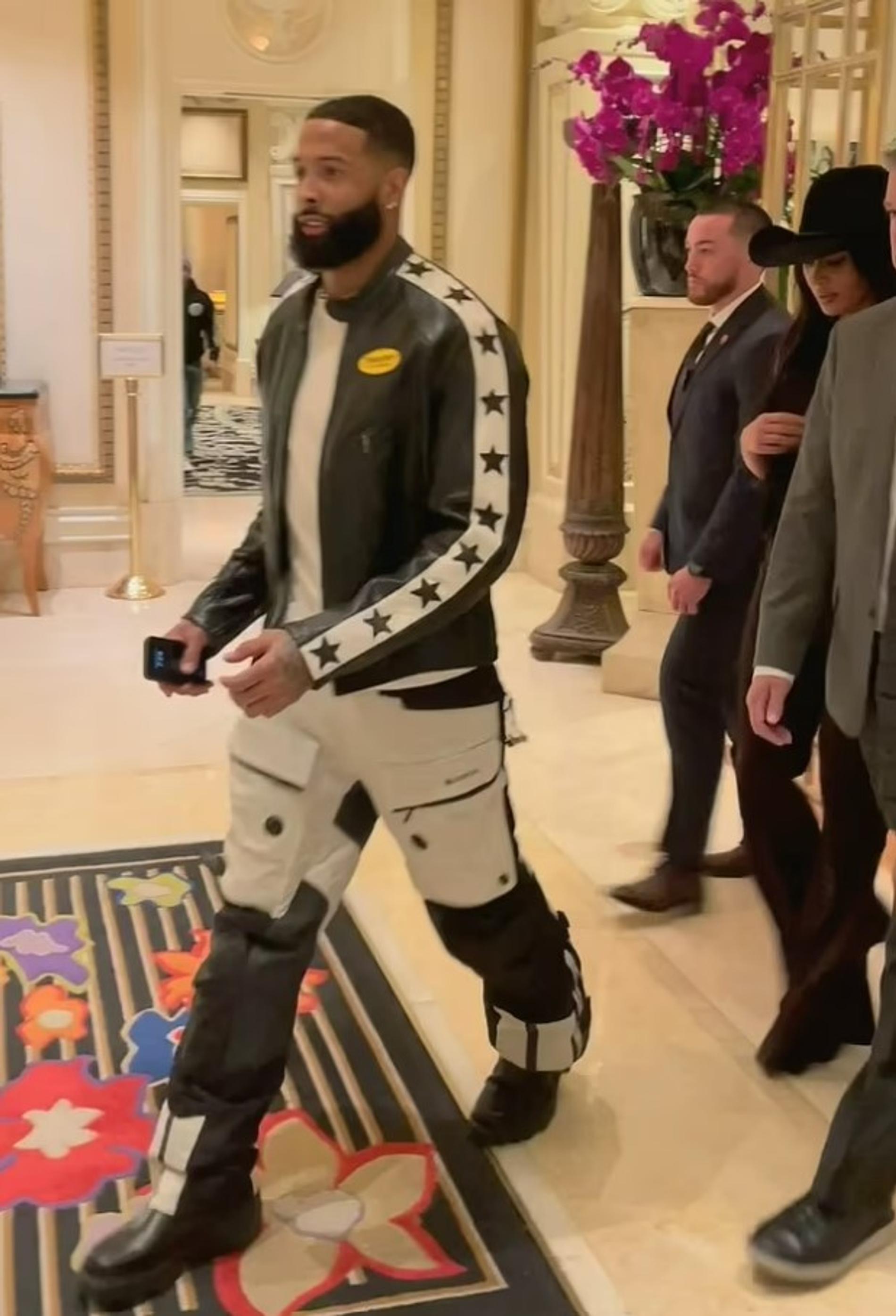 Оделл Бекхэм-младший и Ким Кардашьян в сопровождении охранников. Фото: splashnews.com