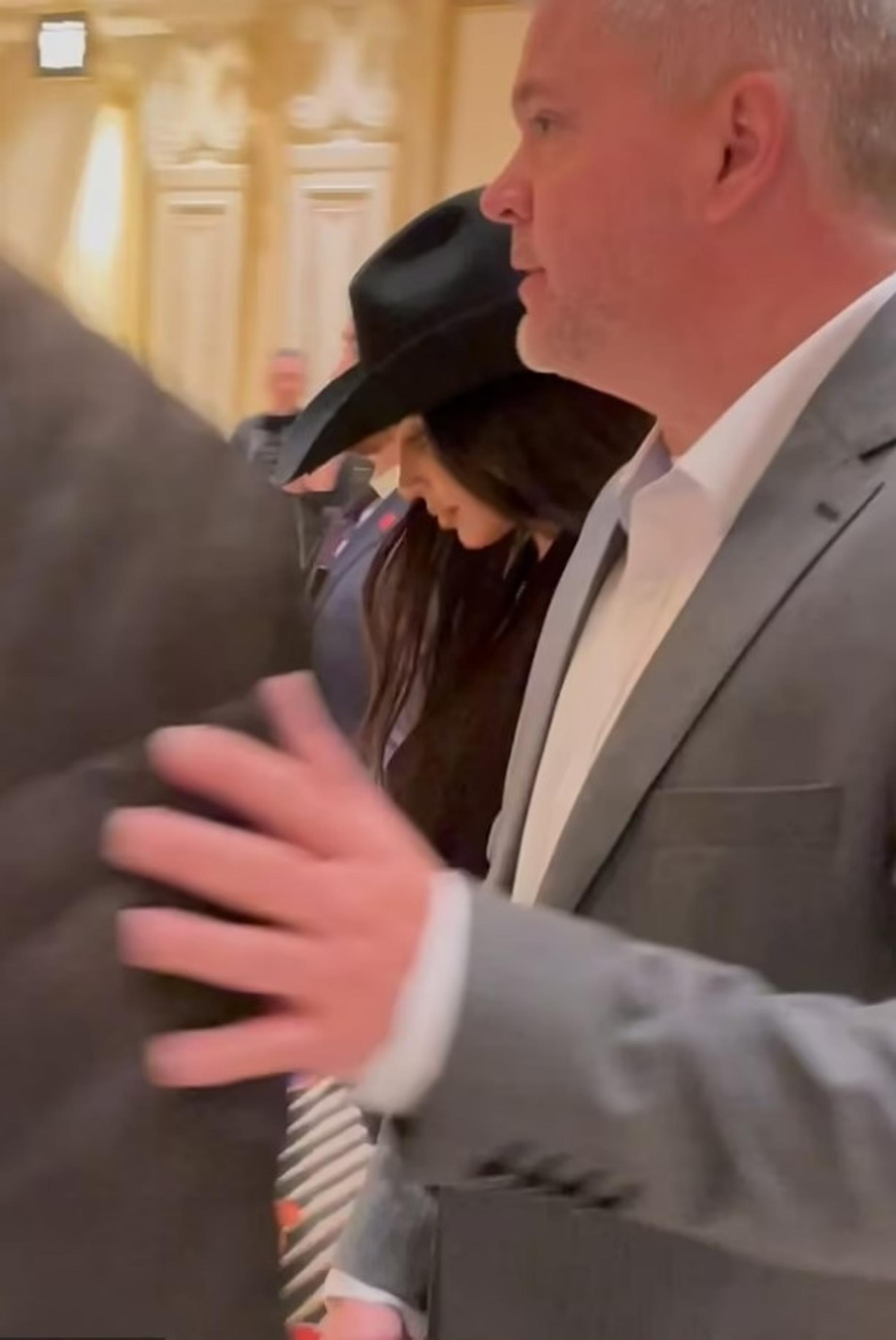 Ким Кардашьян в сопровождении охранников. Фото: splashnews.com