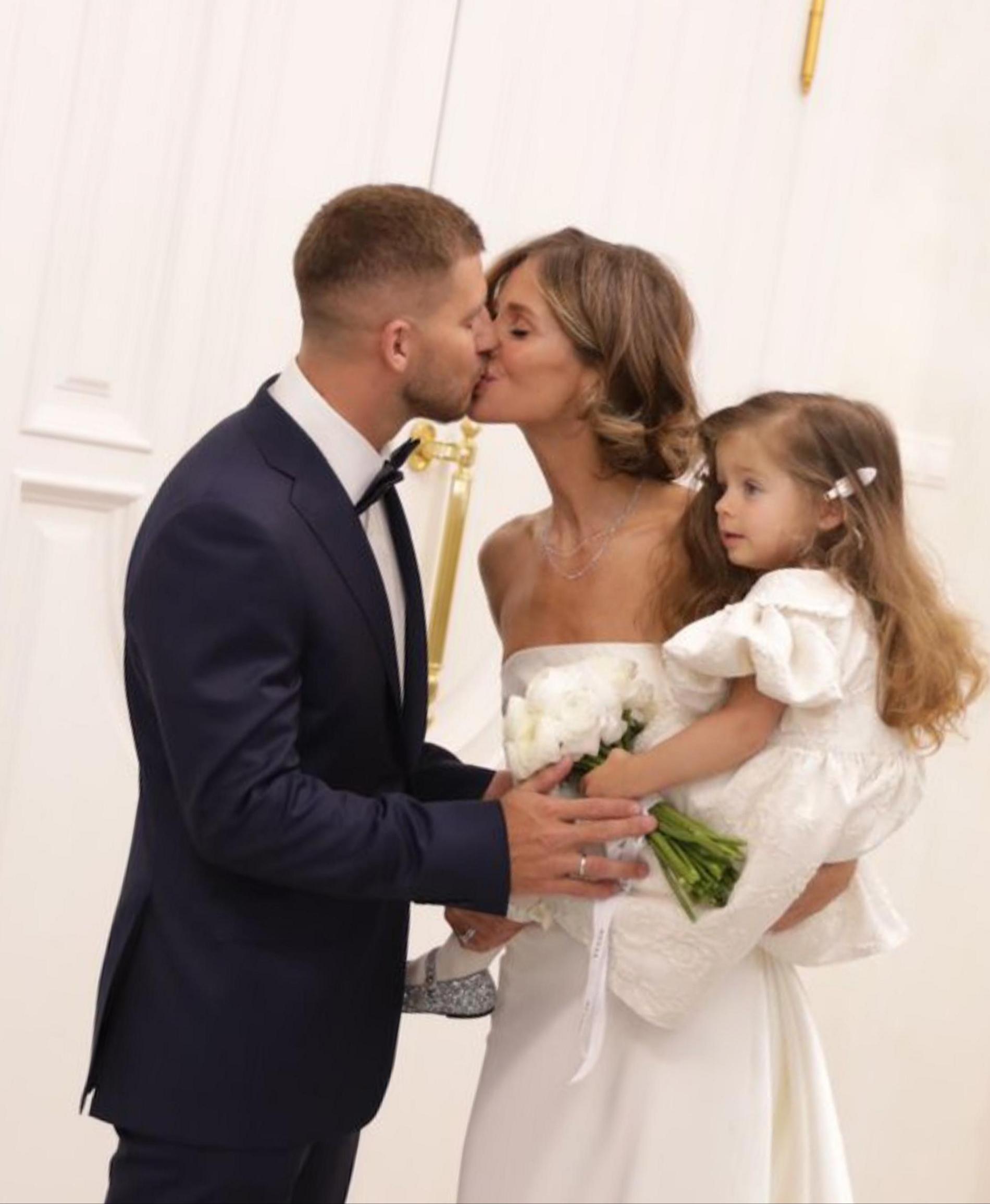 Молодожены с дочкой. Фото: Инстаграм* @alexa__official