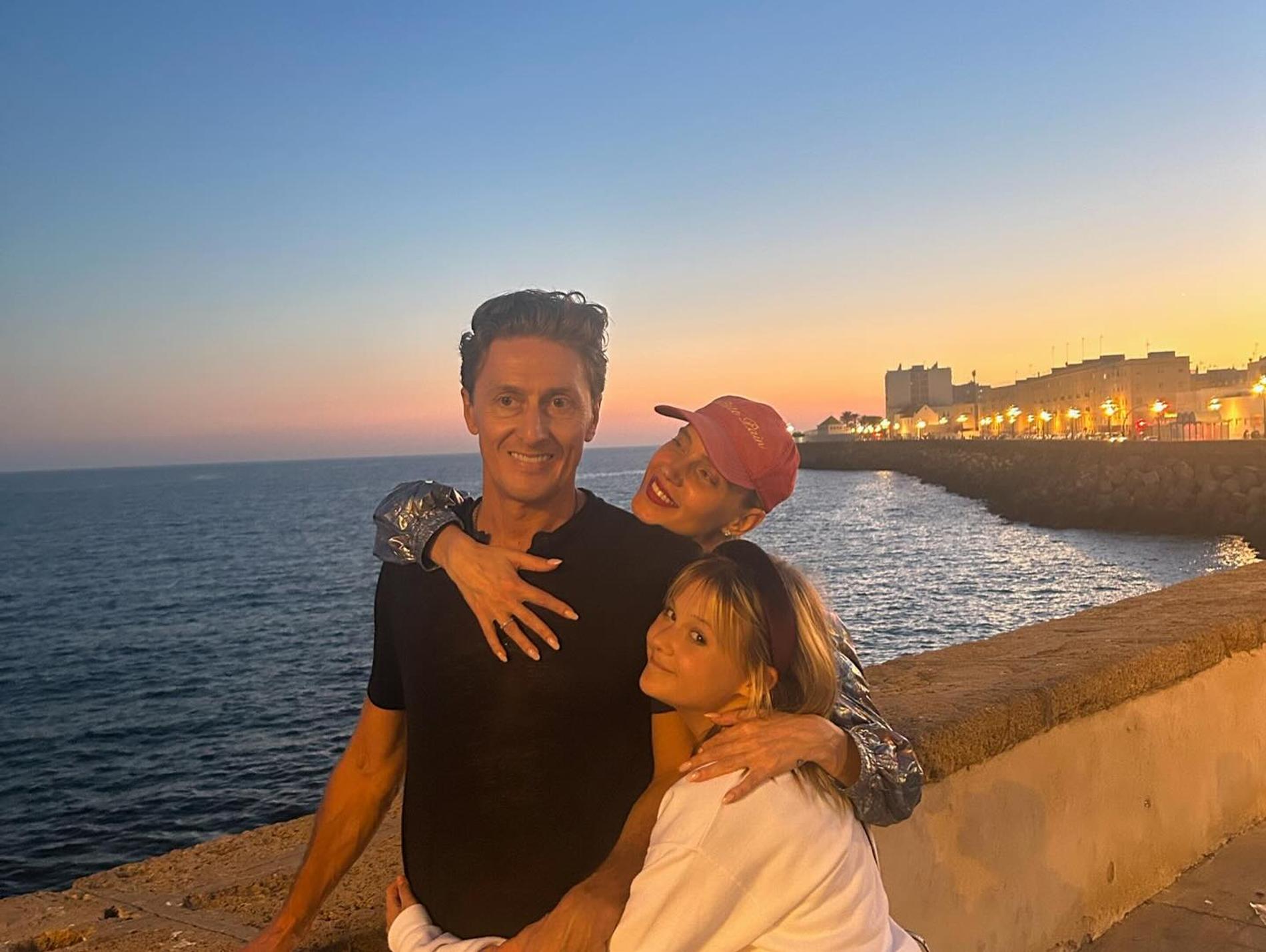 Александр, Наталья и их младшая дочь Вера. Фото: Инстаграм* @glukozamusic