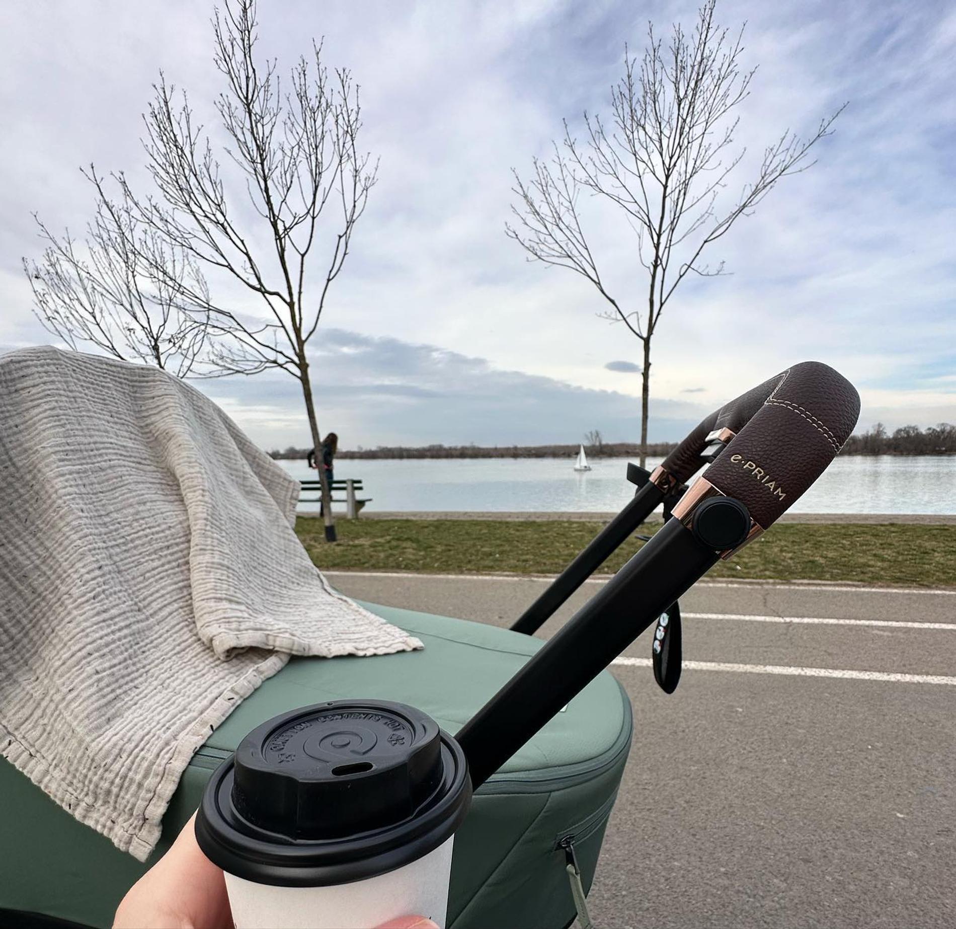 Ивана Малич гуляет с сыном на улице. Фото: Инстаграм* @ivanamalic_