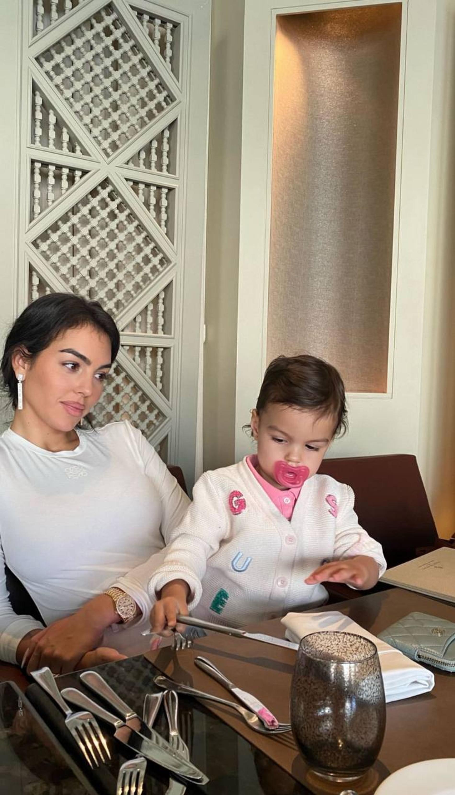 Джорджина Родригес с дочерью Беллой Эсмеральдой. Фото: Инстаграм* @georginagio