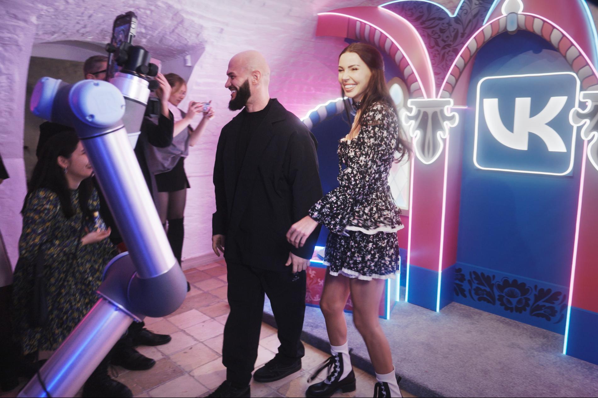 Оксана Самойлова и Джиган в диджитал-тереме. Видео: Super