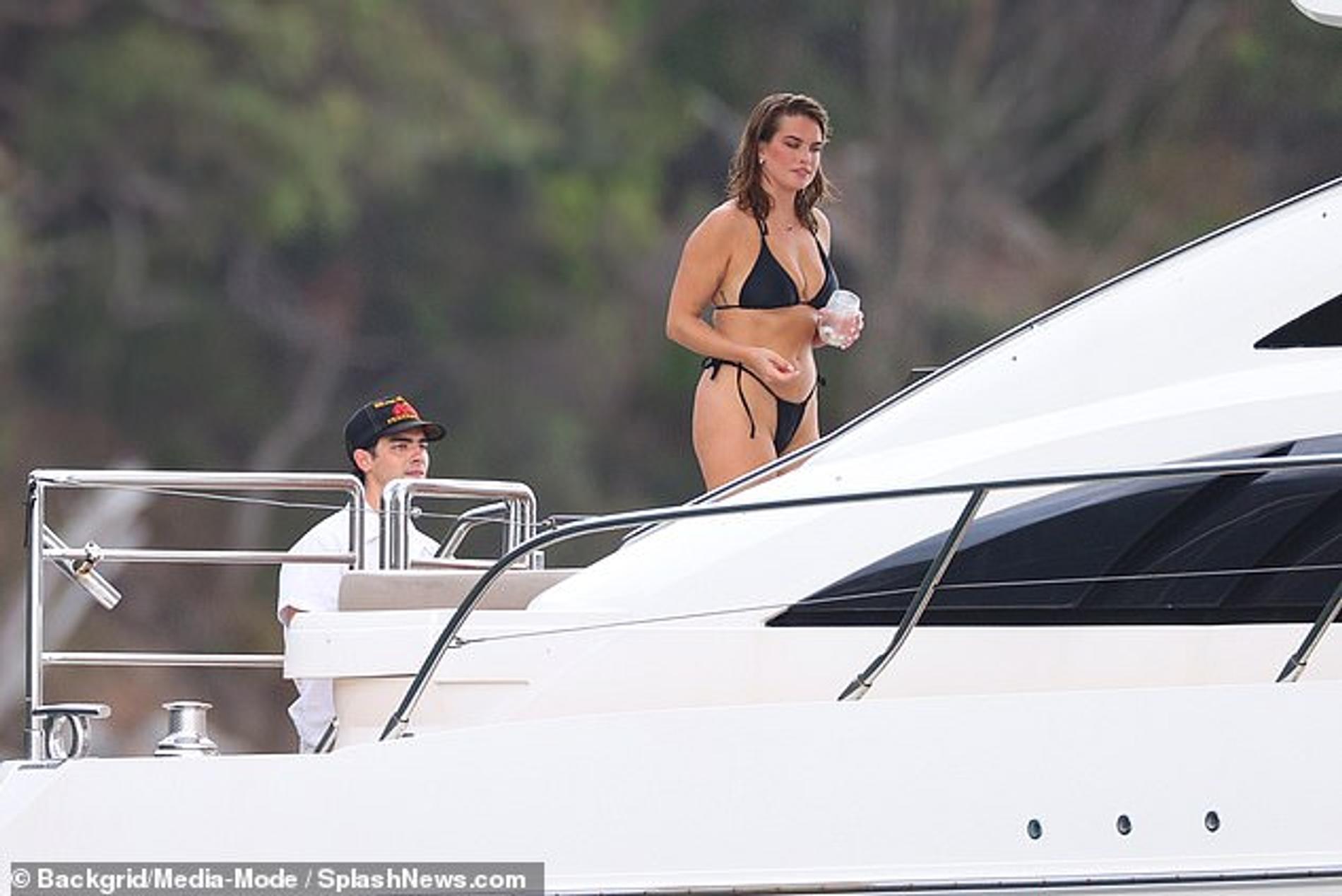 Джо Джонас и Сторми Бри. Фото: SplashNews