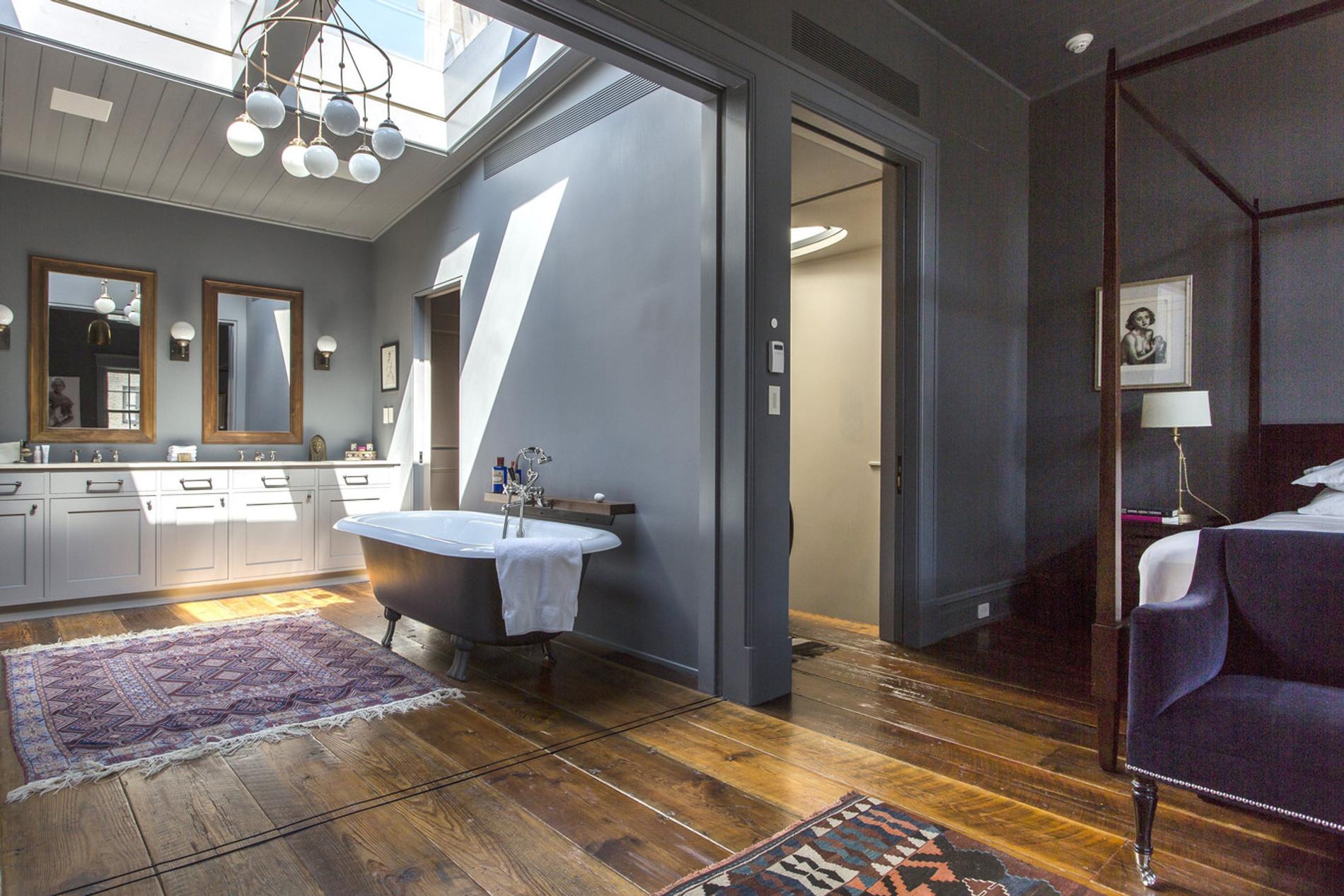 Спальня в доме Брэдли Купера, совмещенная с ванной комнатой. Фото: Photo News