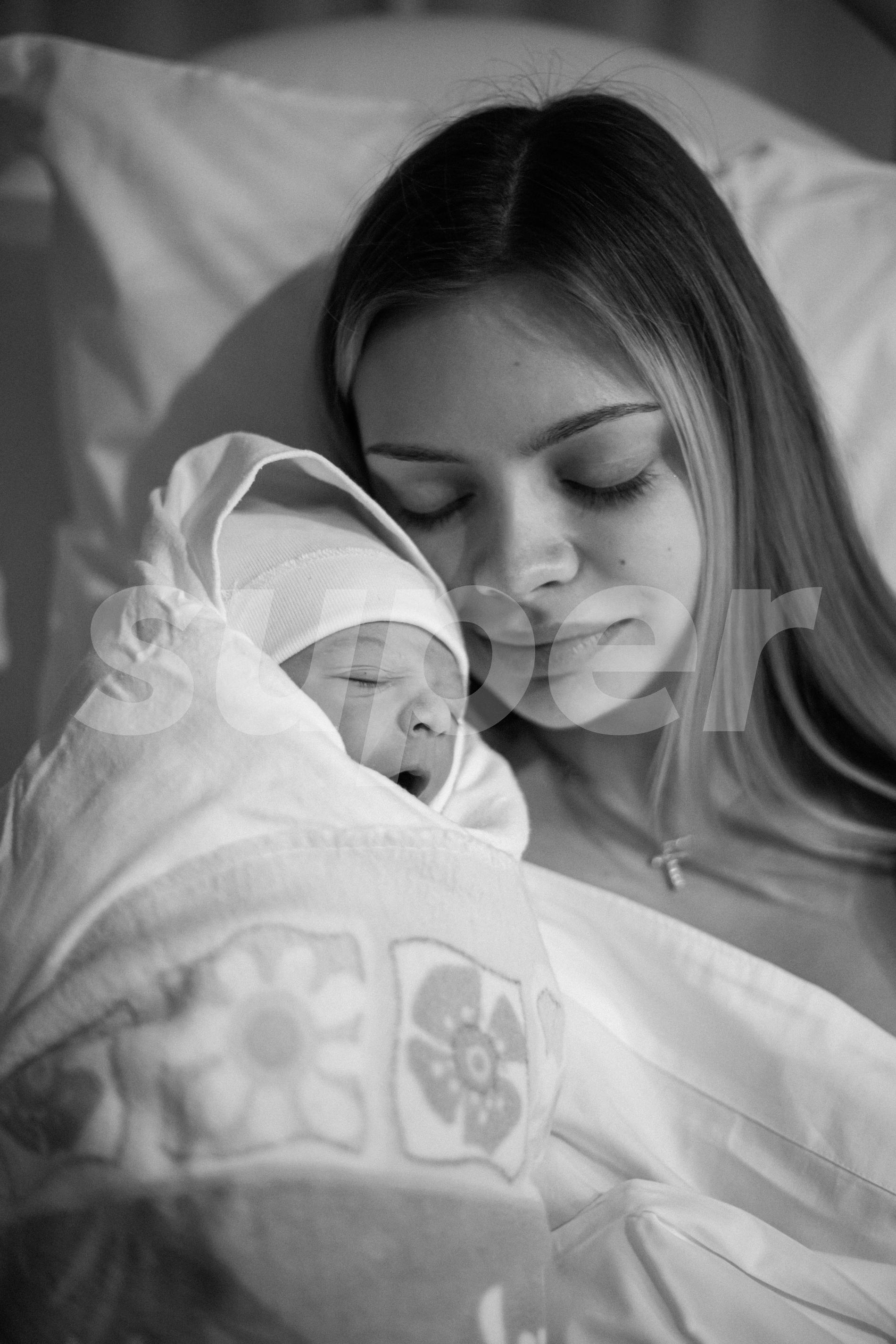 Аня Ищук с сыном. Фото: Super