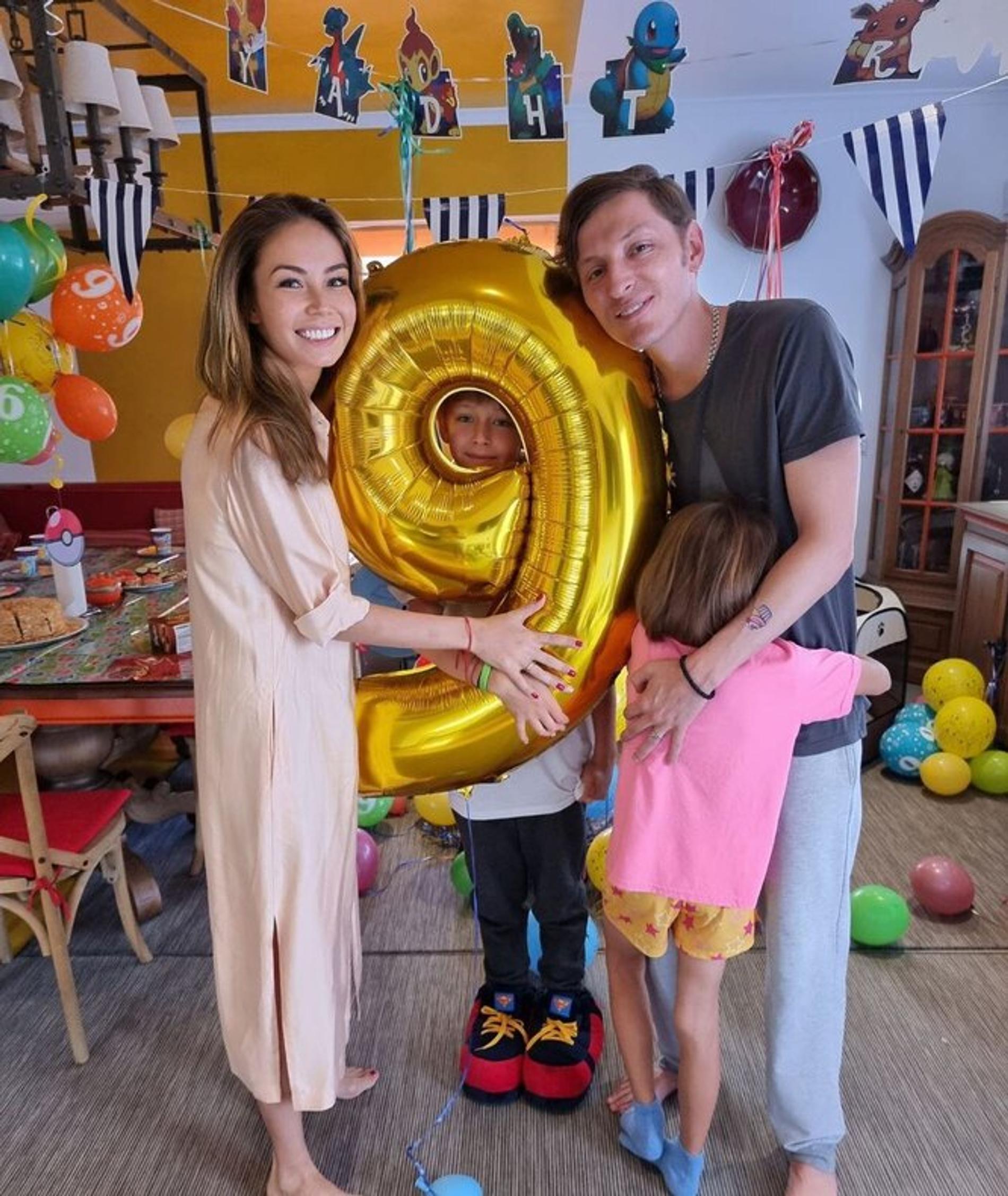 Павел Воля и Ляйсан Утяшева с детьми. Фото: Инстаграм (запрещен в РФ) Ляйсан