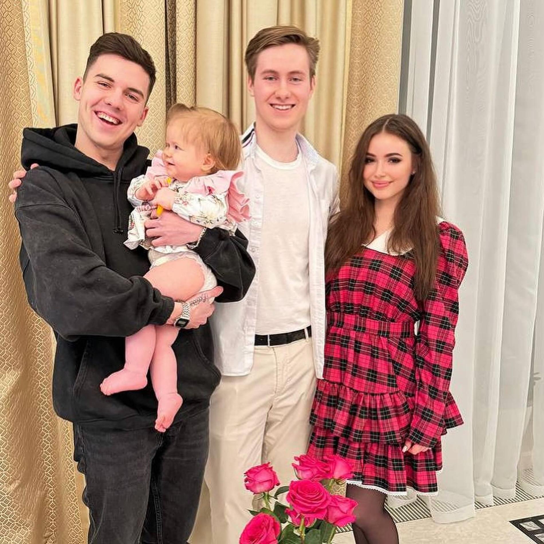 Мария Ильюхина с дочерью, ее отцом и другом. Фото: Инстаграм* @maria_iliukhina