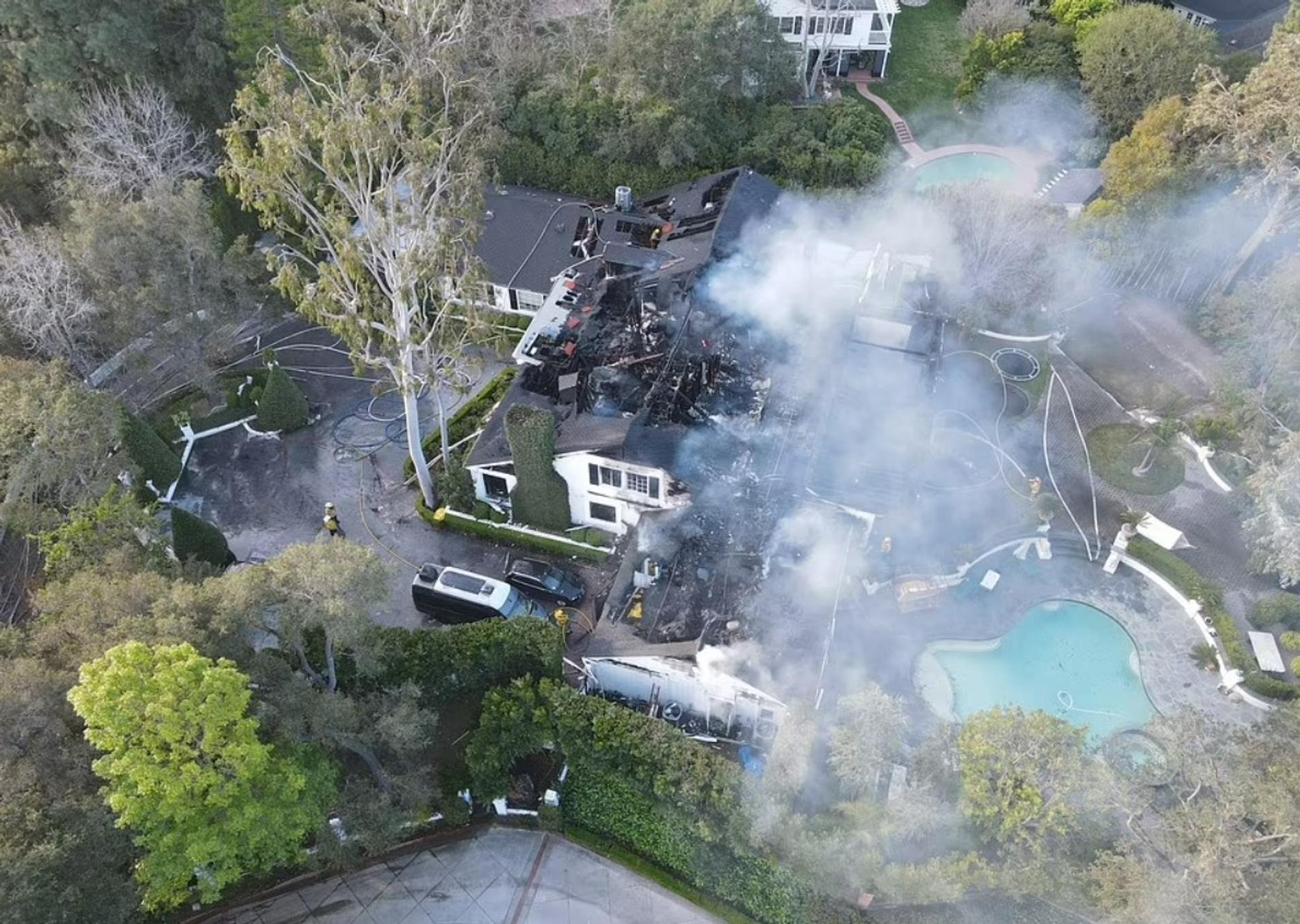 Сгоревший особняк Кары Делевинь. Фото: Shabba / BACKGRID