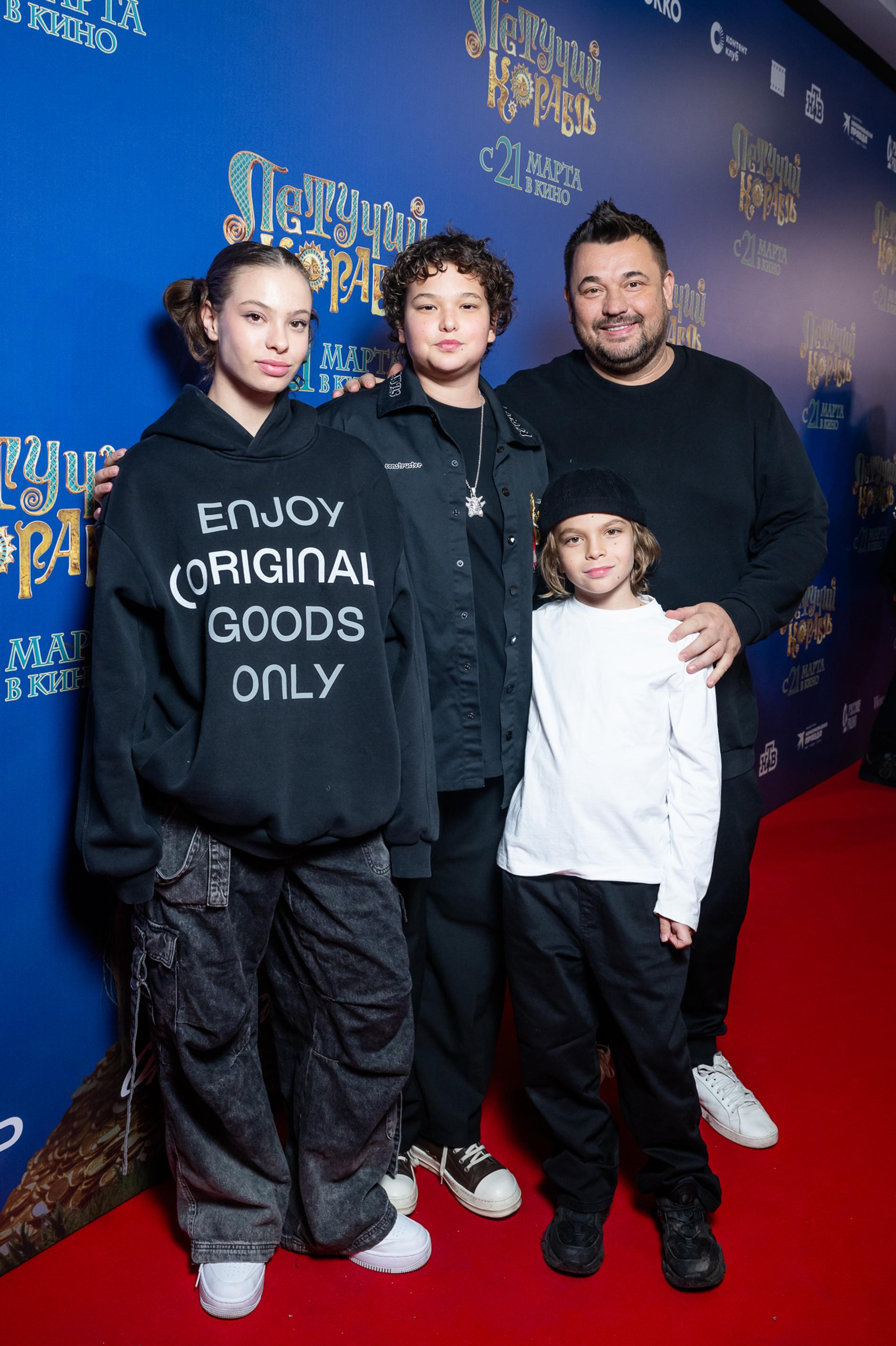 Сергей Жуков с детьми. Фото: пресс-служба