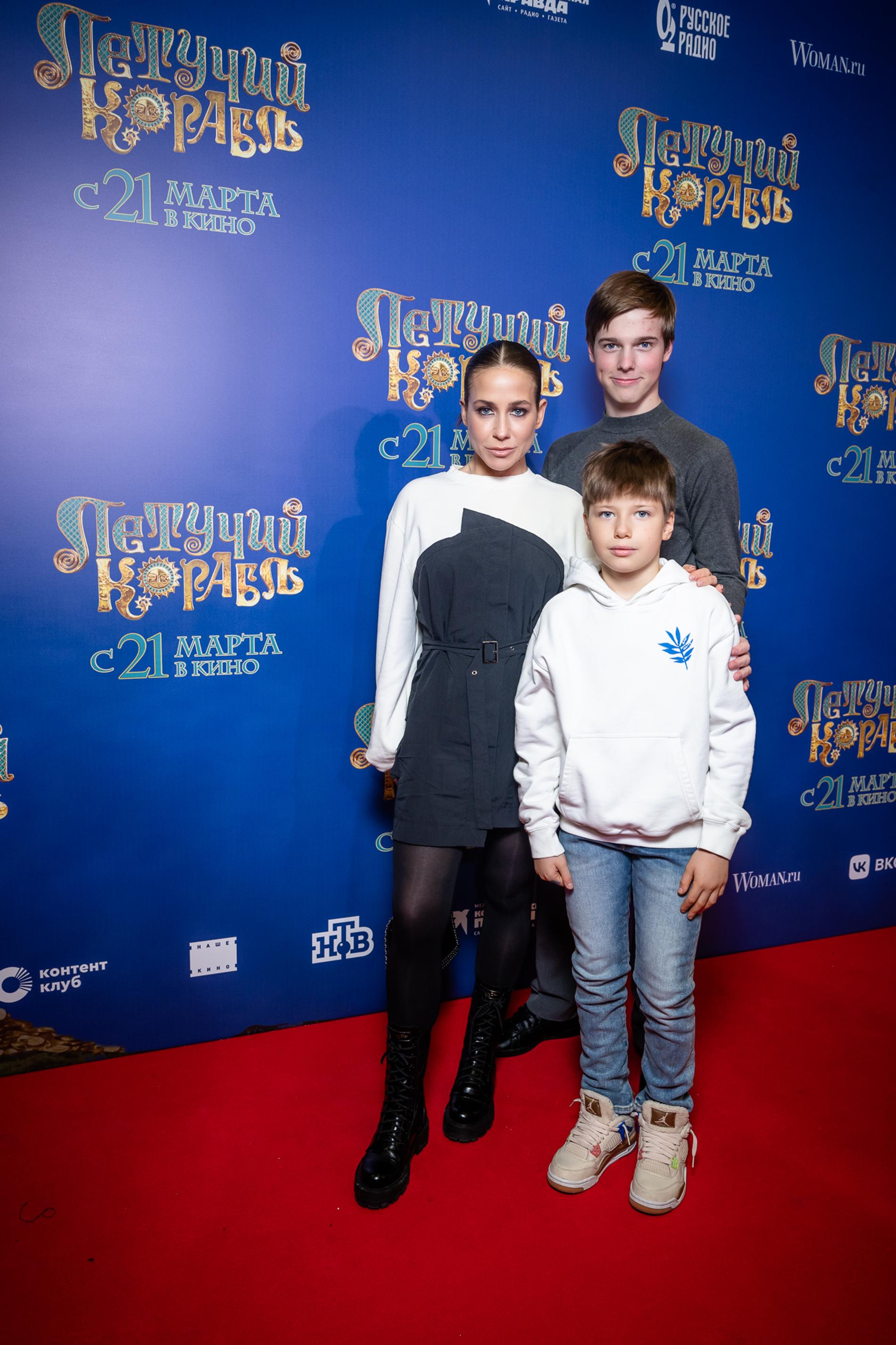 Юлия Барановская с сыновьями Артемом и Арсением. Фото: пресс-служба