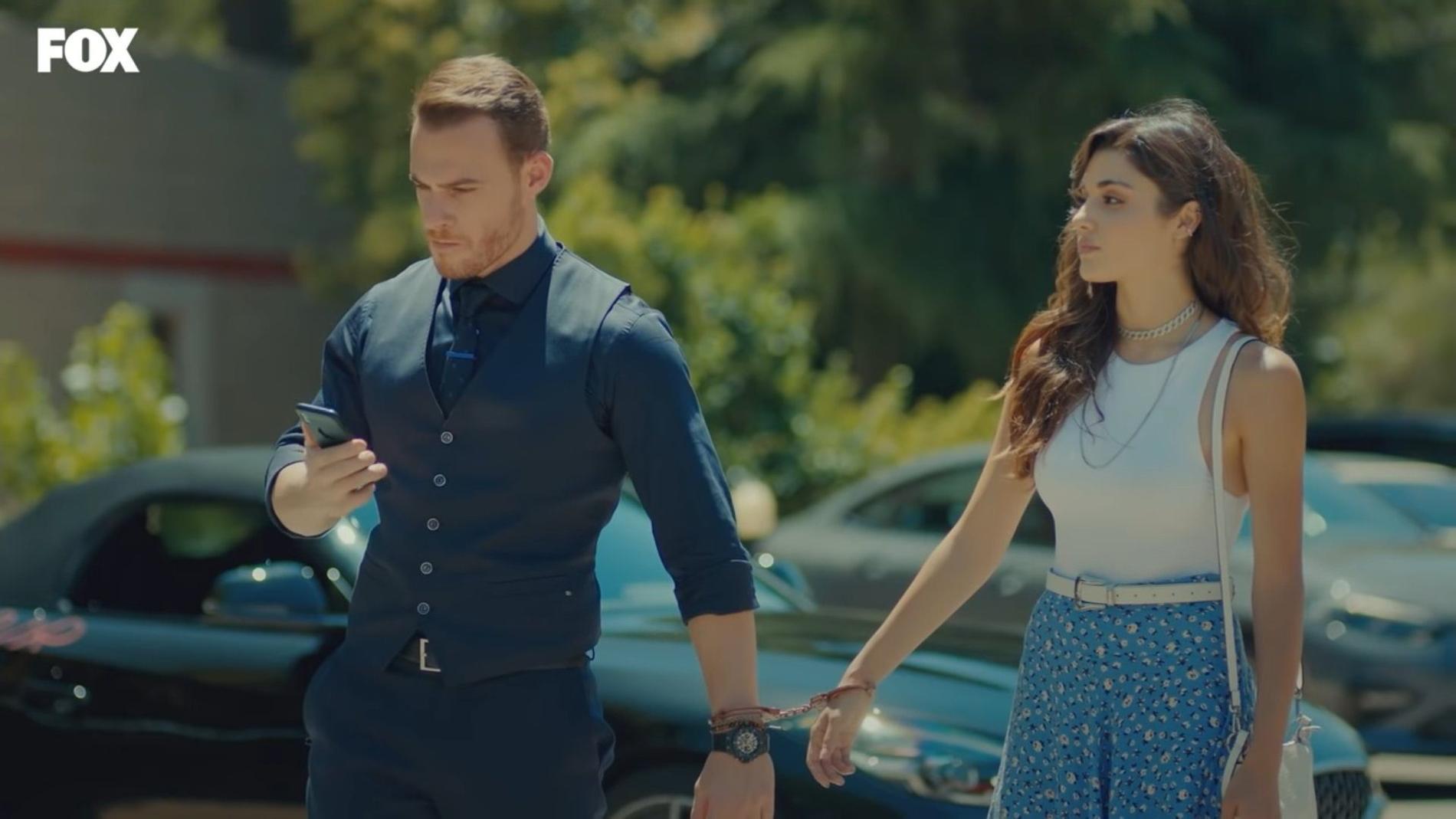 Керем Бюрсин и Ханде Эрчел. Кадр из турецкого сериала «Постучись в мою дверь»