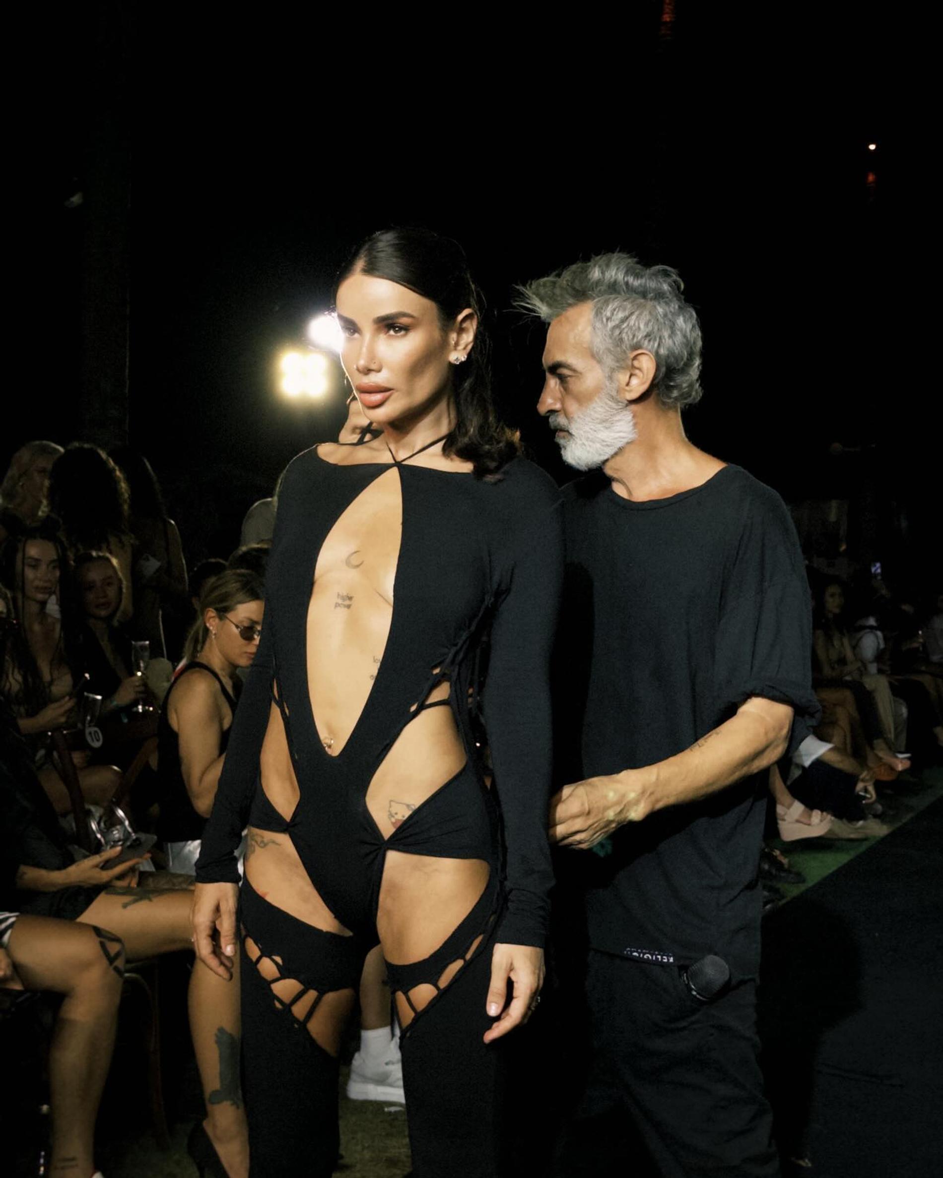 Айза-Лилуна Ай на подиуме с дизайнером Адамом Саксом. Фото: Инстаграм* @aizalovesam