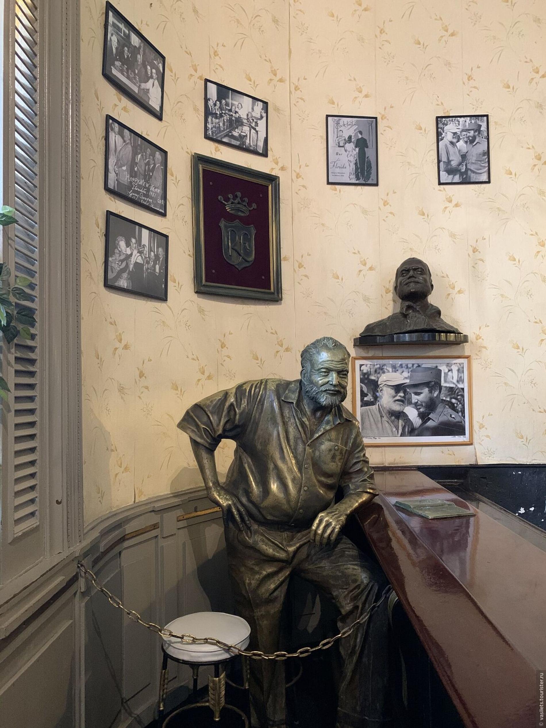 Памятник писателю в баре El Floridita. Фото: Сергей Василец