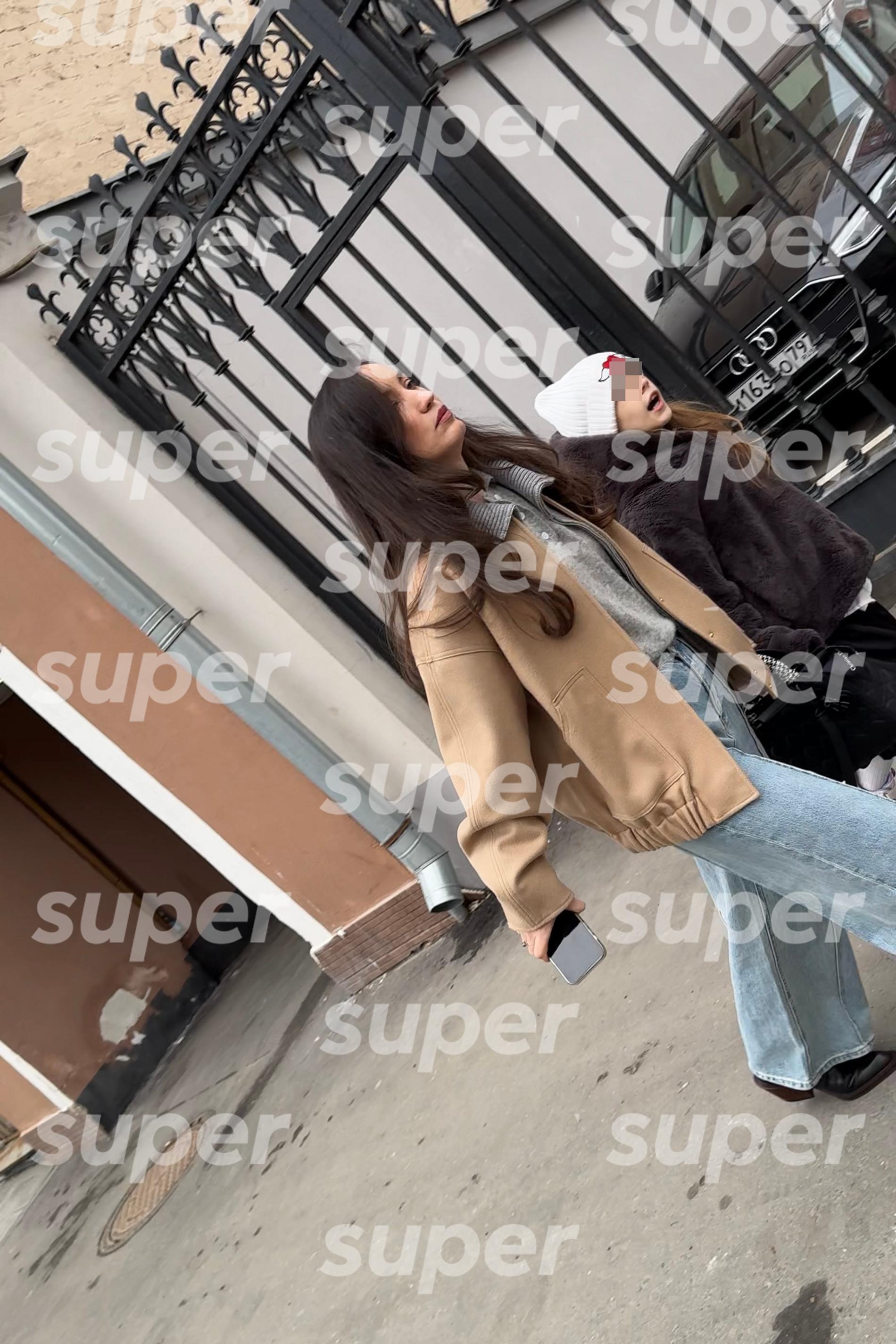 Виктория Дайнеко с предполагаемой дочкой. Фото: Super