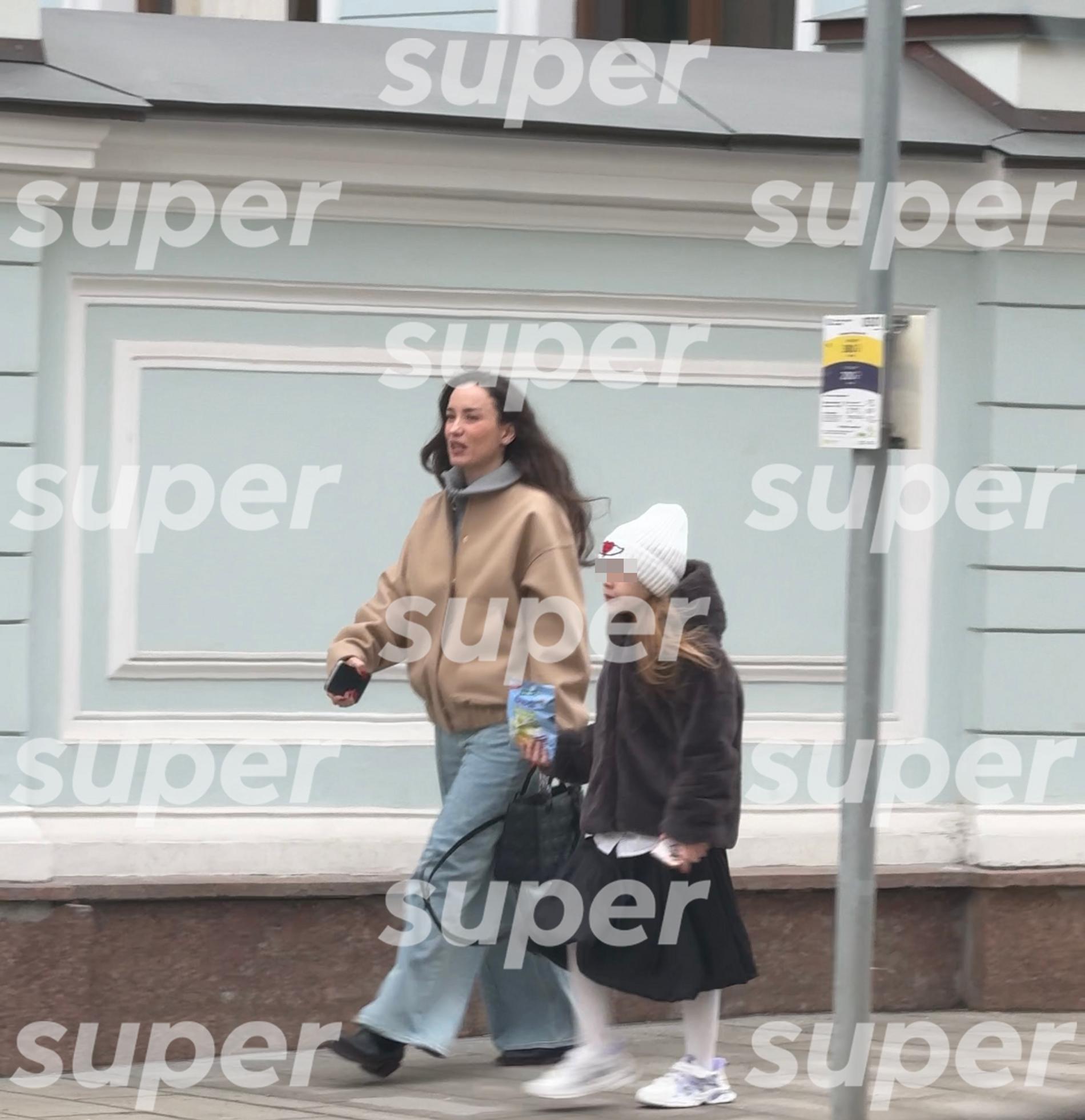 Виктория Дайнеко с предполагаемой дочкой. Фото: Super