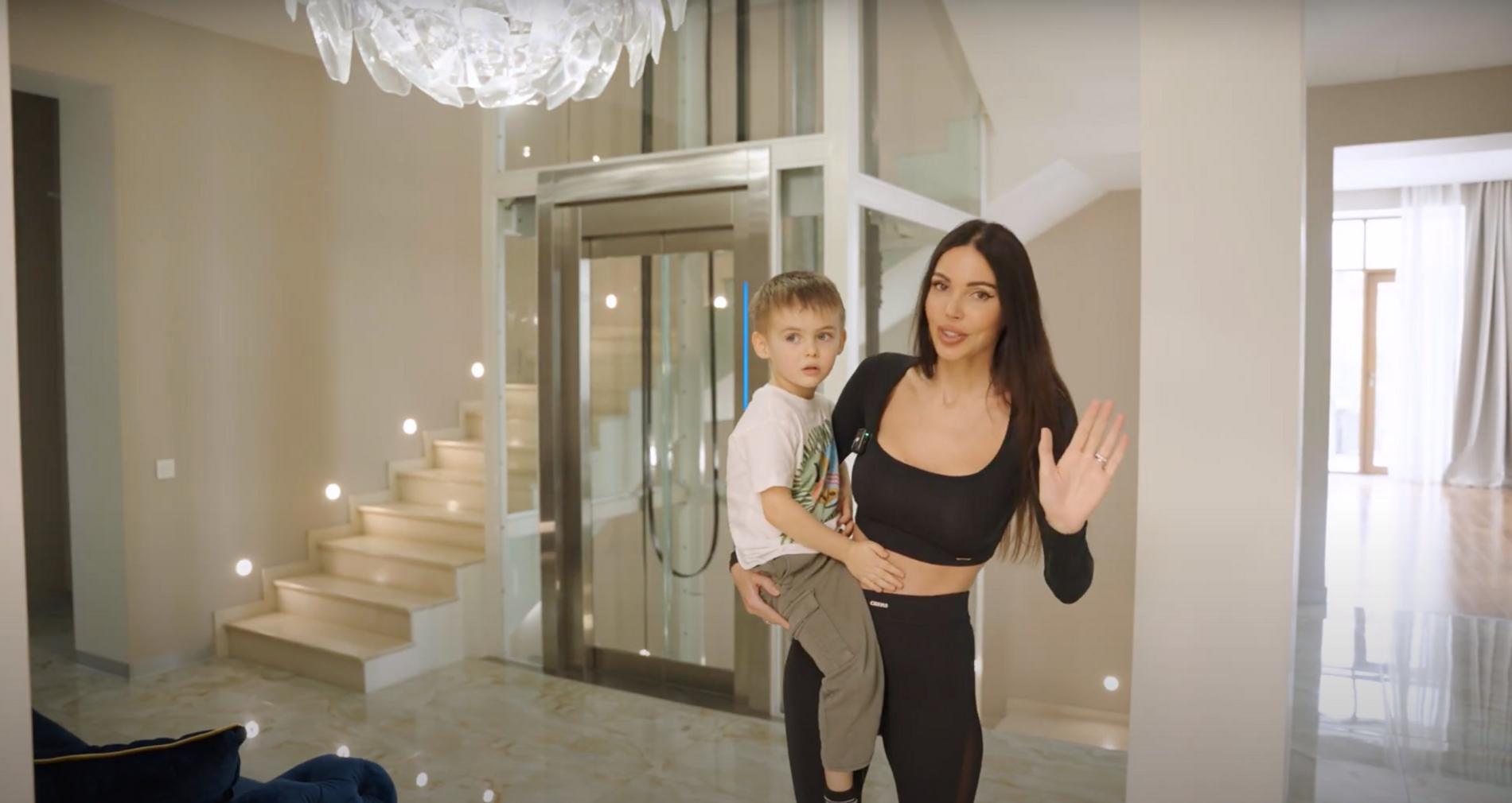 Холл в новом доме Оксаны Самойловой и Джигана. Скриншот: YouTube-канал SamKids