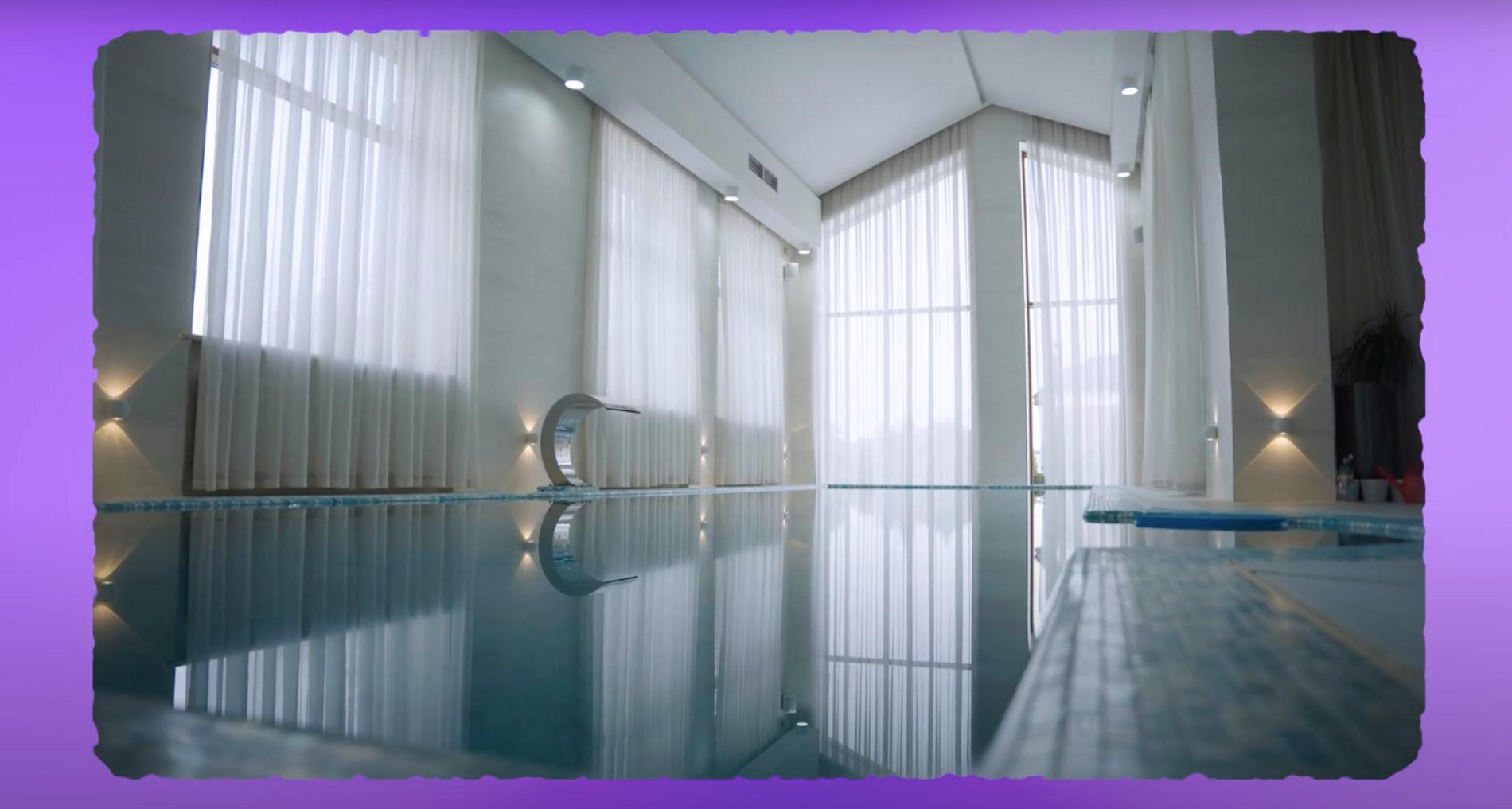 Бассейн на первом этаже в доме Оксаны Самойловой и Джигана. Скриншот: YouTube-канал SamKids