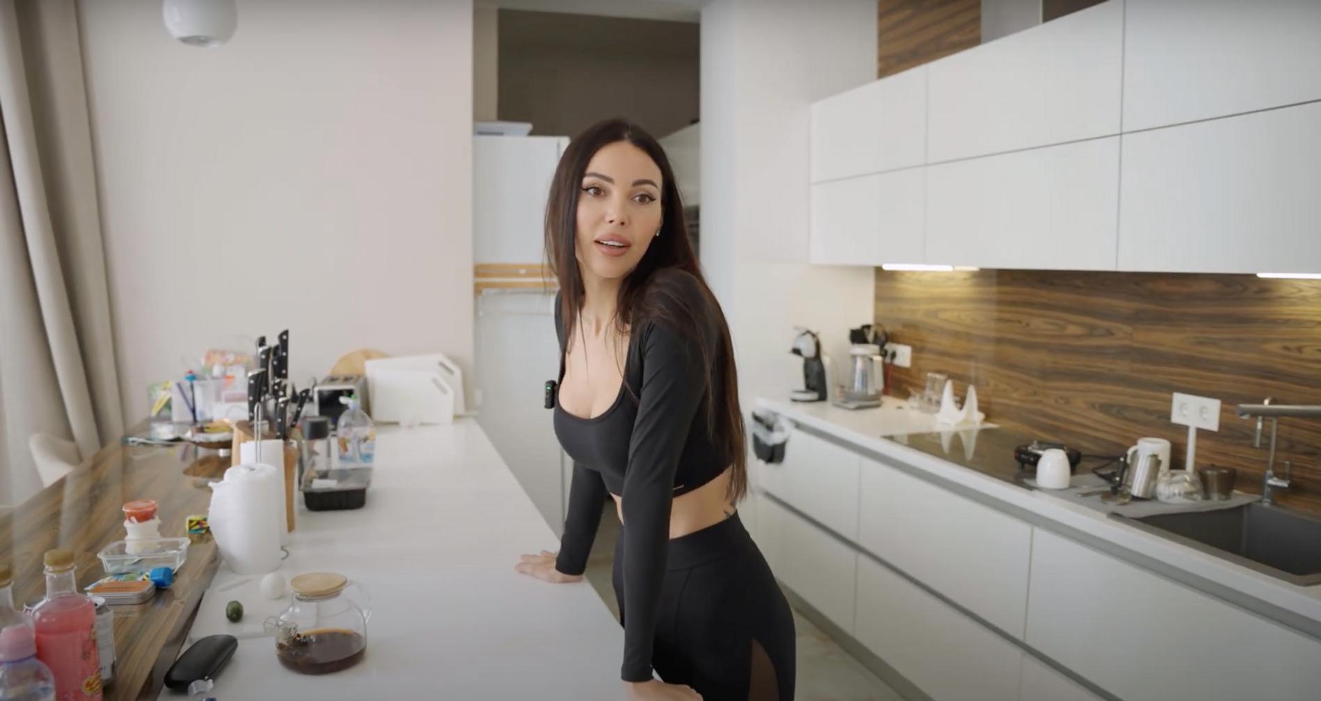 Кухня в новом доме Оксаны Самойловой и Джигана. Скриншот: YouTube-канал SamKids