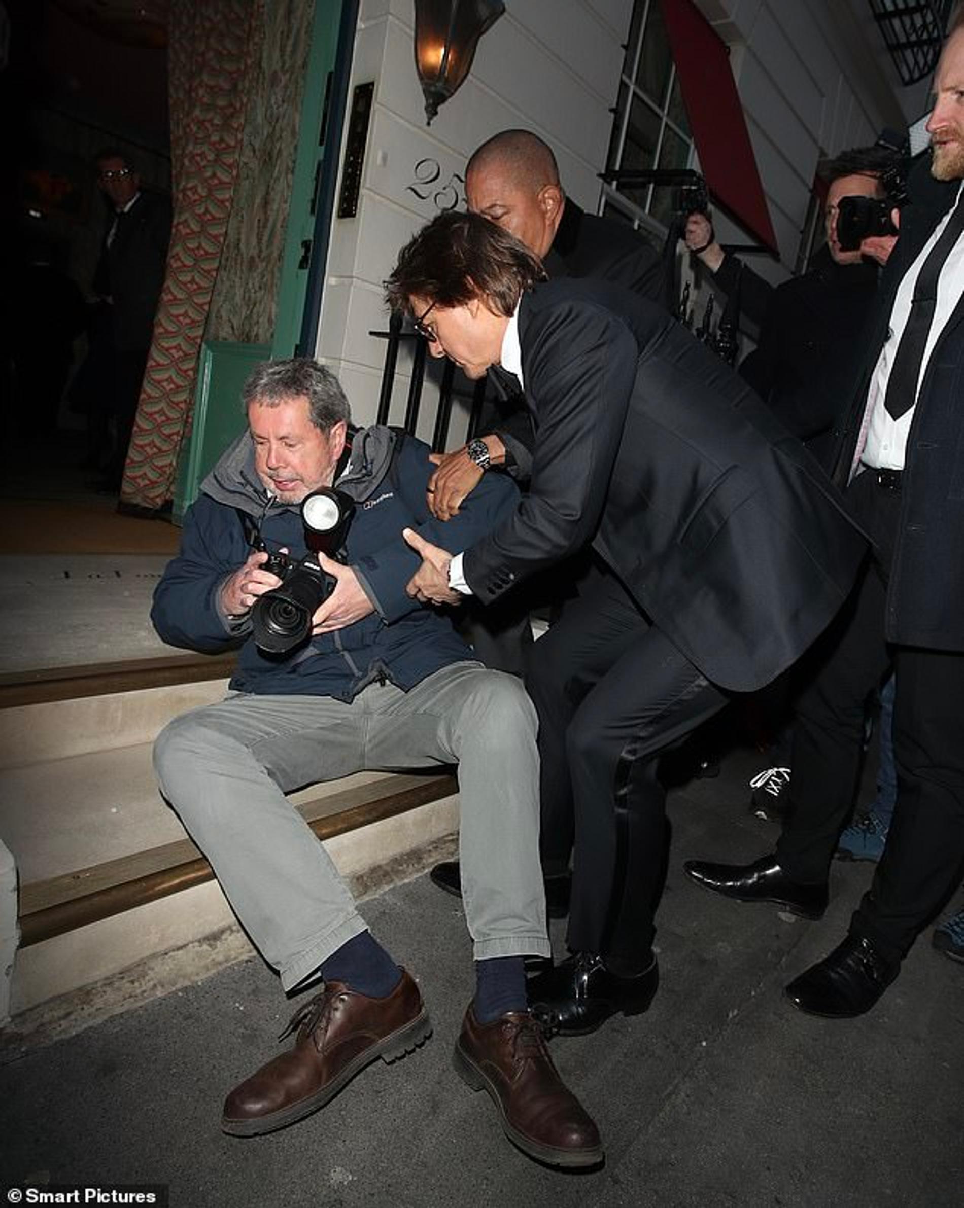 Том Круз и папарацци. Фото: Smart Pictures