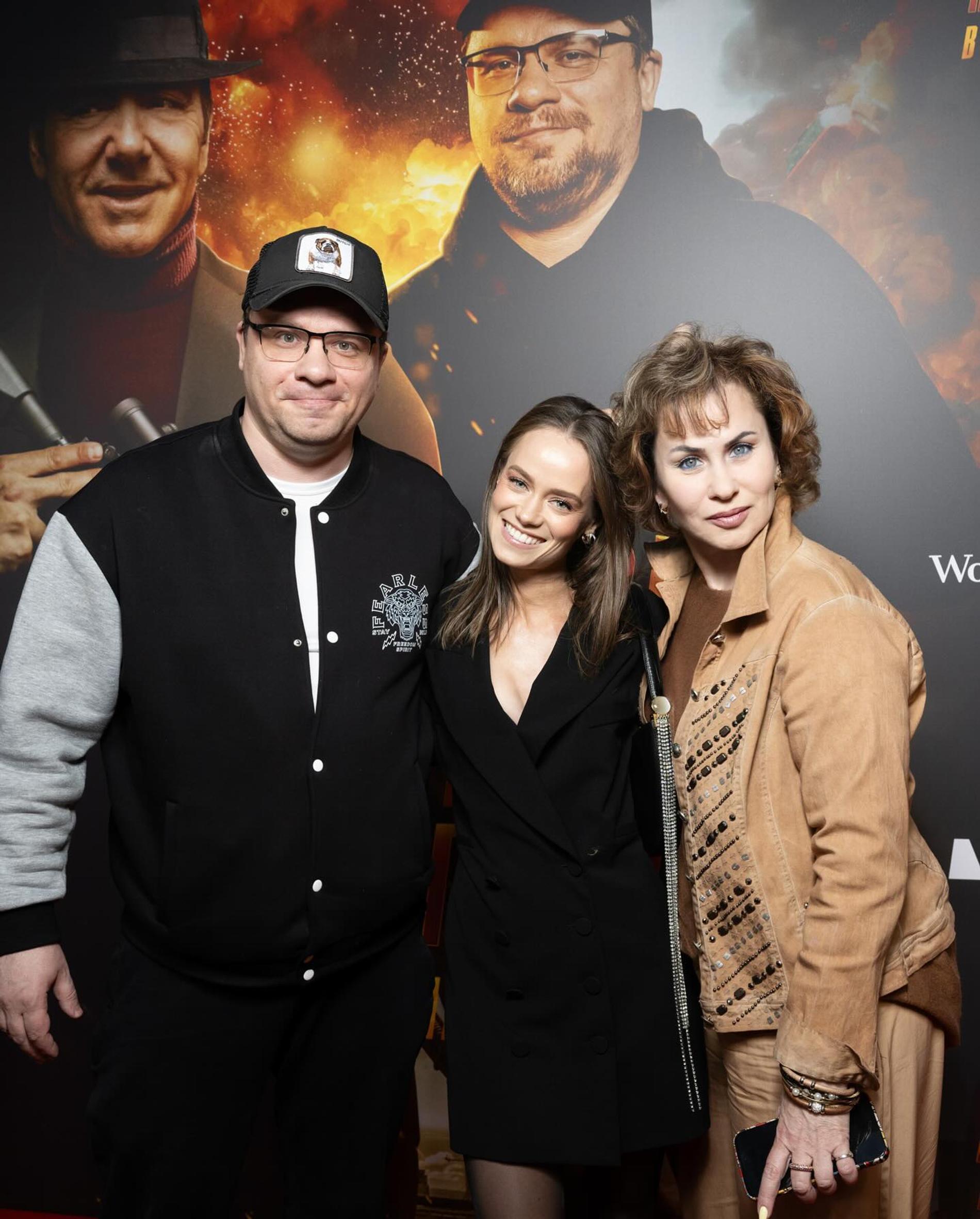 Гарик Харламов c мамой и Катериной Ковальчук. Фото: Инстаграм* @katrinakovalchyk