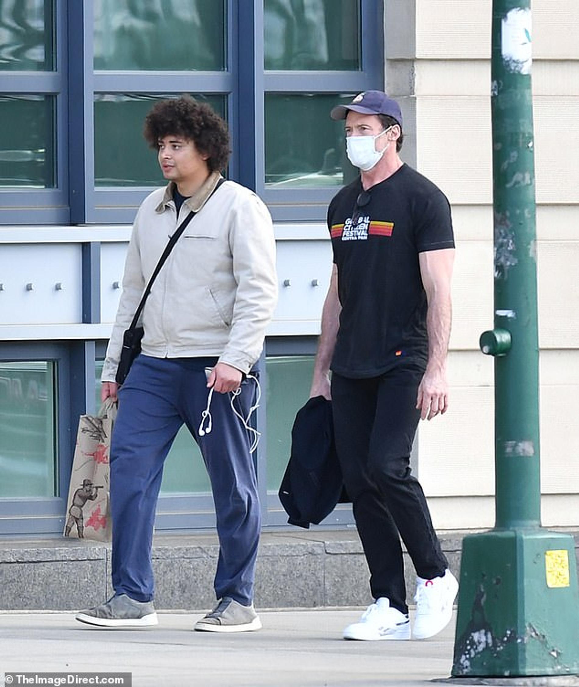 Хью Джекман с сыном Оскаром. Фото: TheImageDirect.com