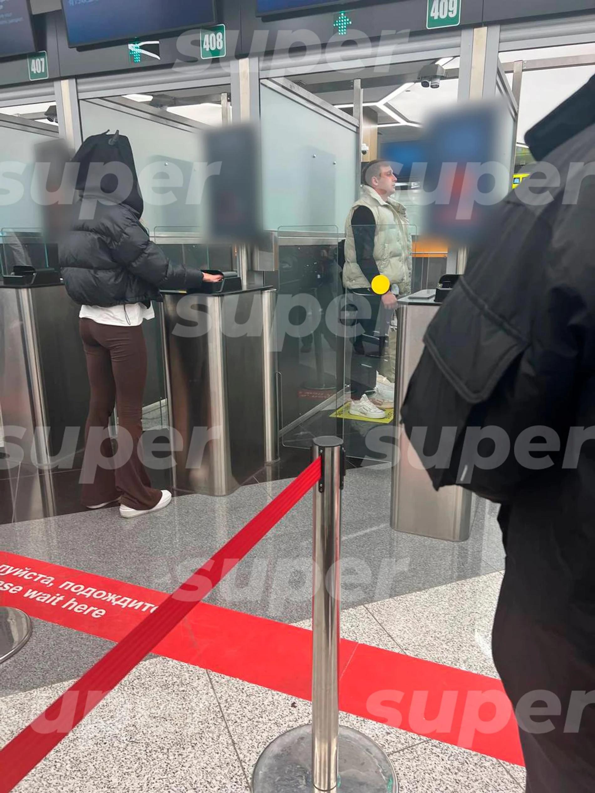 Надежда Сысоева и Саша Стоун в Шереметьево. Фото сделано Super в конце января