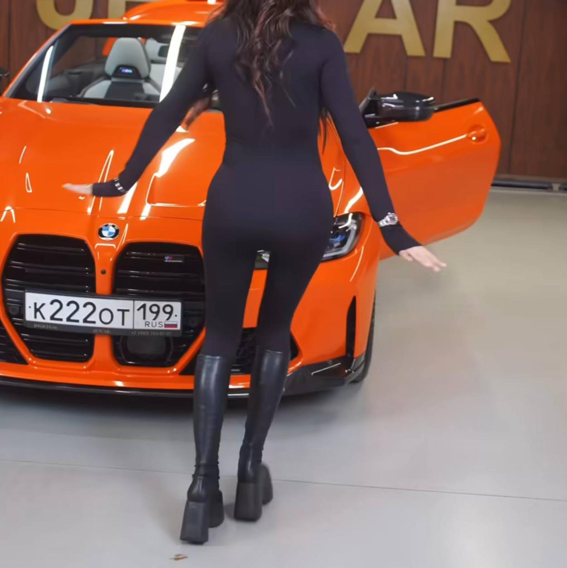 Валя Карнавал в автомобильном салоне. Скриншот: Инстаграм (запрещен в РФ) @jetcar.ru