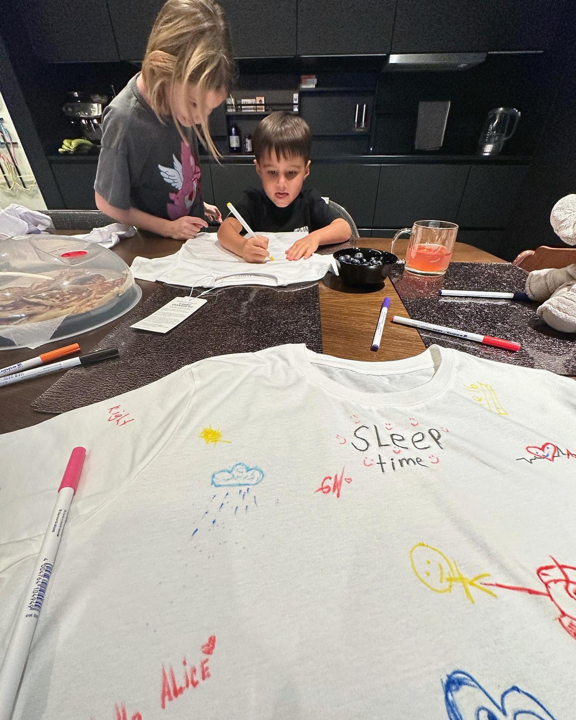 Алена Шишкова рисует на футболках вместе с Алисой и Ратмиром. Фото: Инстаграм* @missalena.92