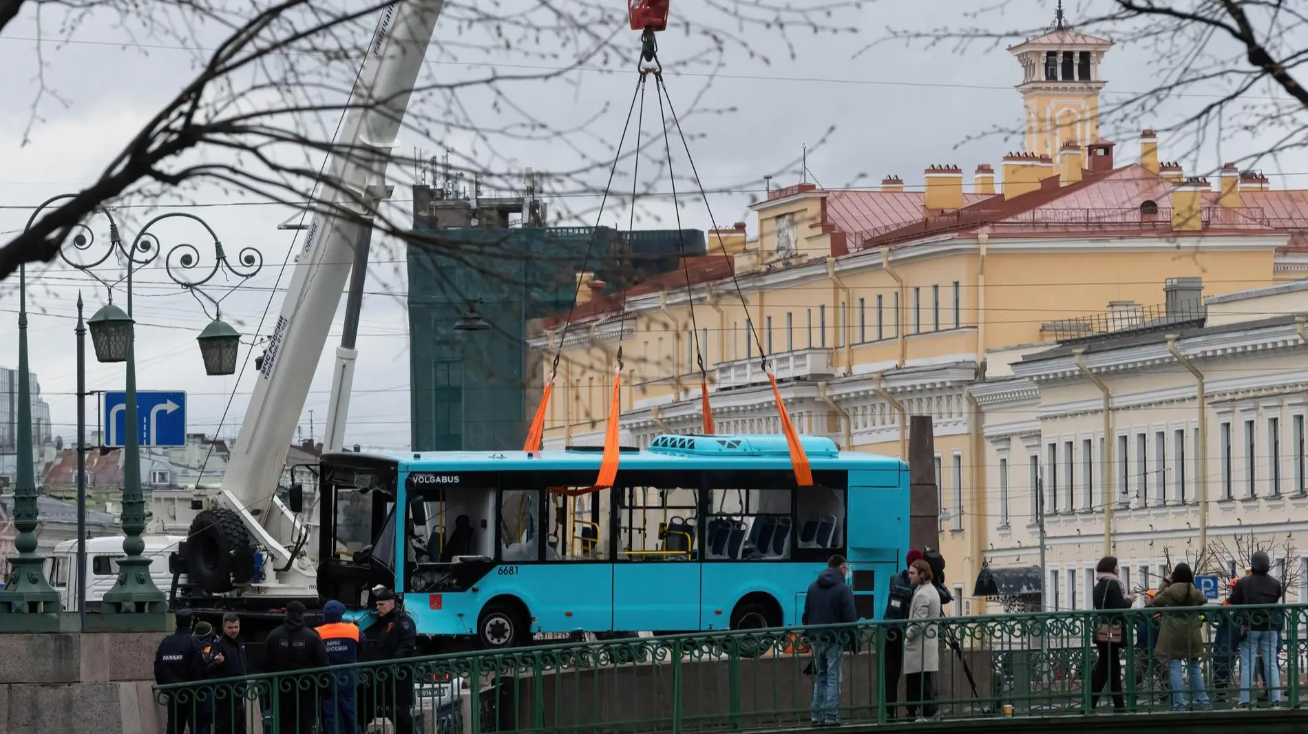 В Сети появились новые данные о жертвах и страшные кадры аварии с  автобусом, который затонул накануне в Санкт-Петербурге