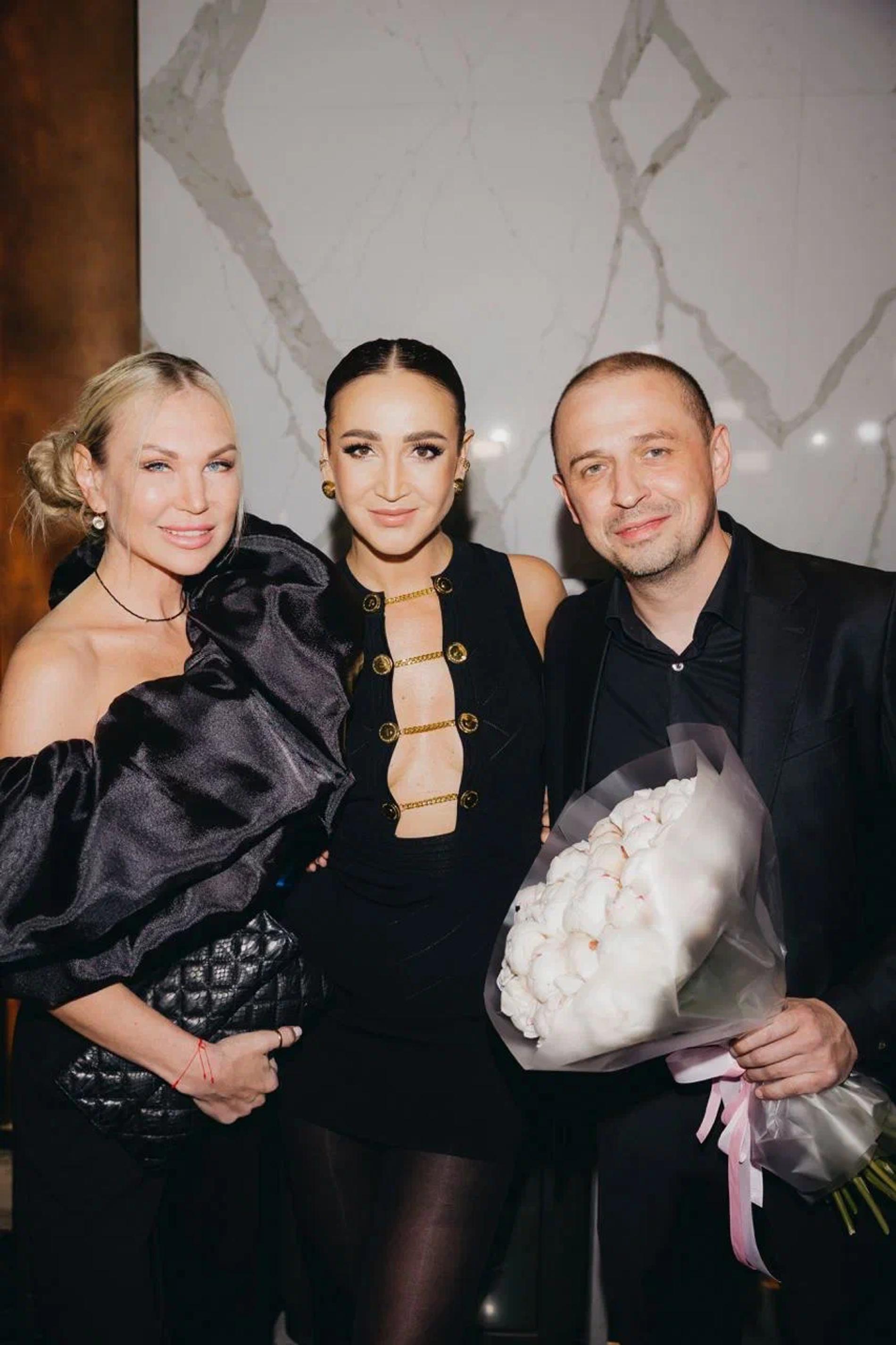 Ольга Бузова и Олег Верещагин с супругой. Фото: пресс-служба