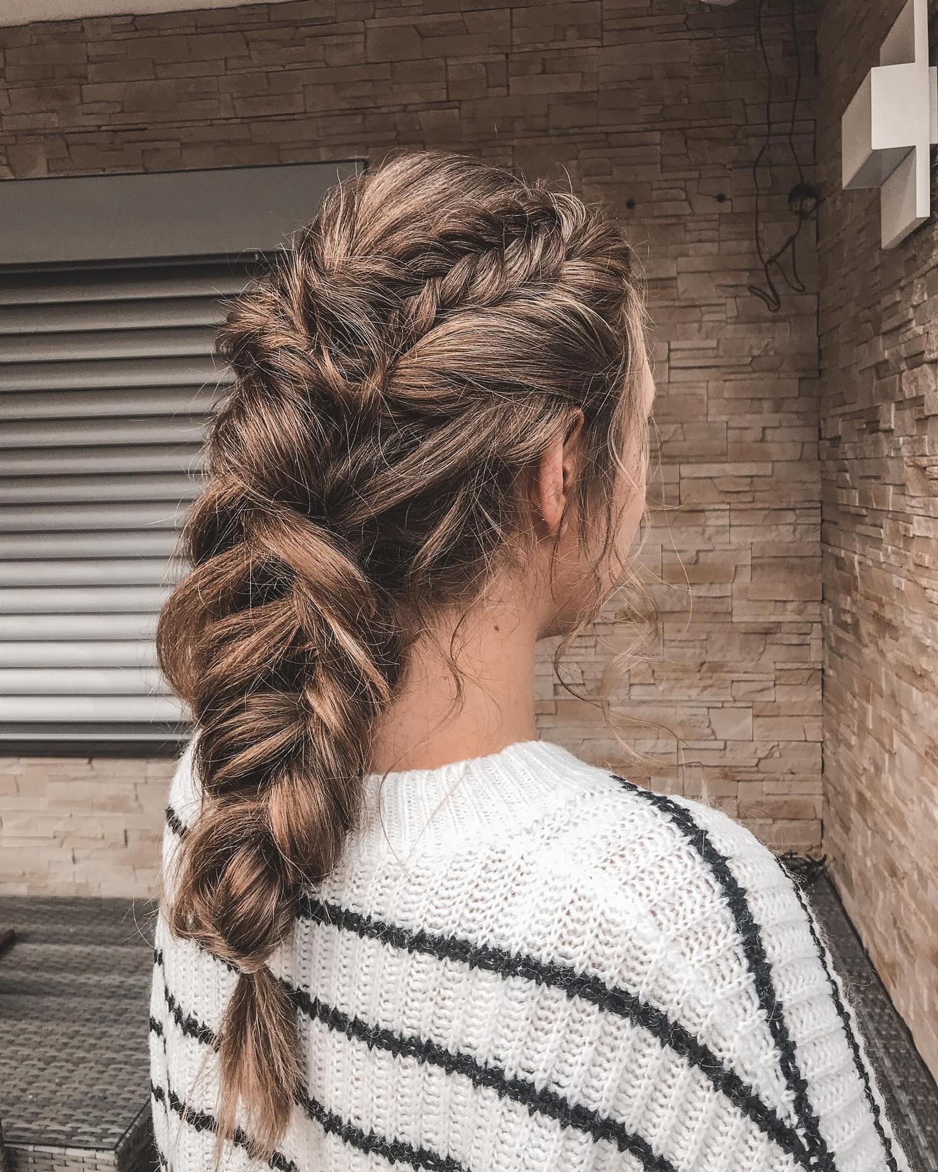 Прическа с греческой косой может быть и вечерней. Фото: Инстаграм* @vjbeautystudio_hairstylist