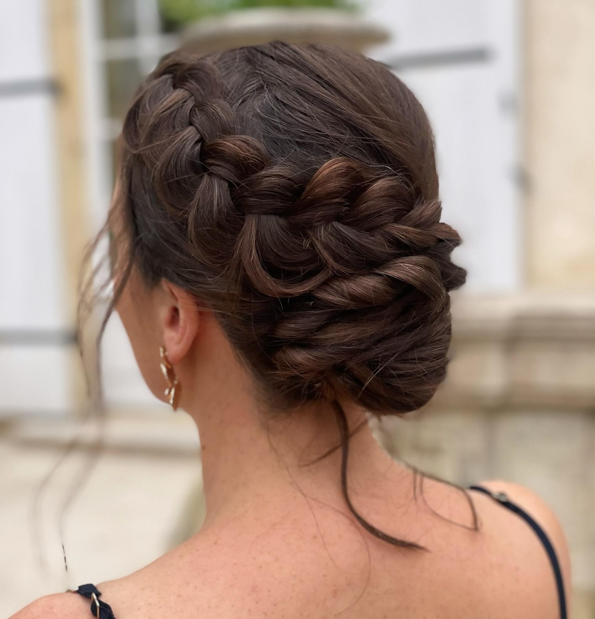 С плетеным пучком легко экспериментировать в домашних условиях. Фото: Инстаграм* @yab_by_fannymaillefer