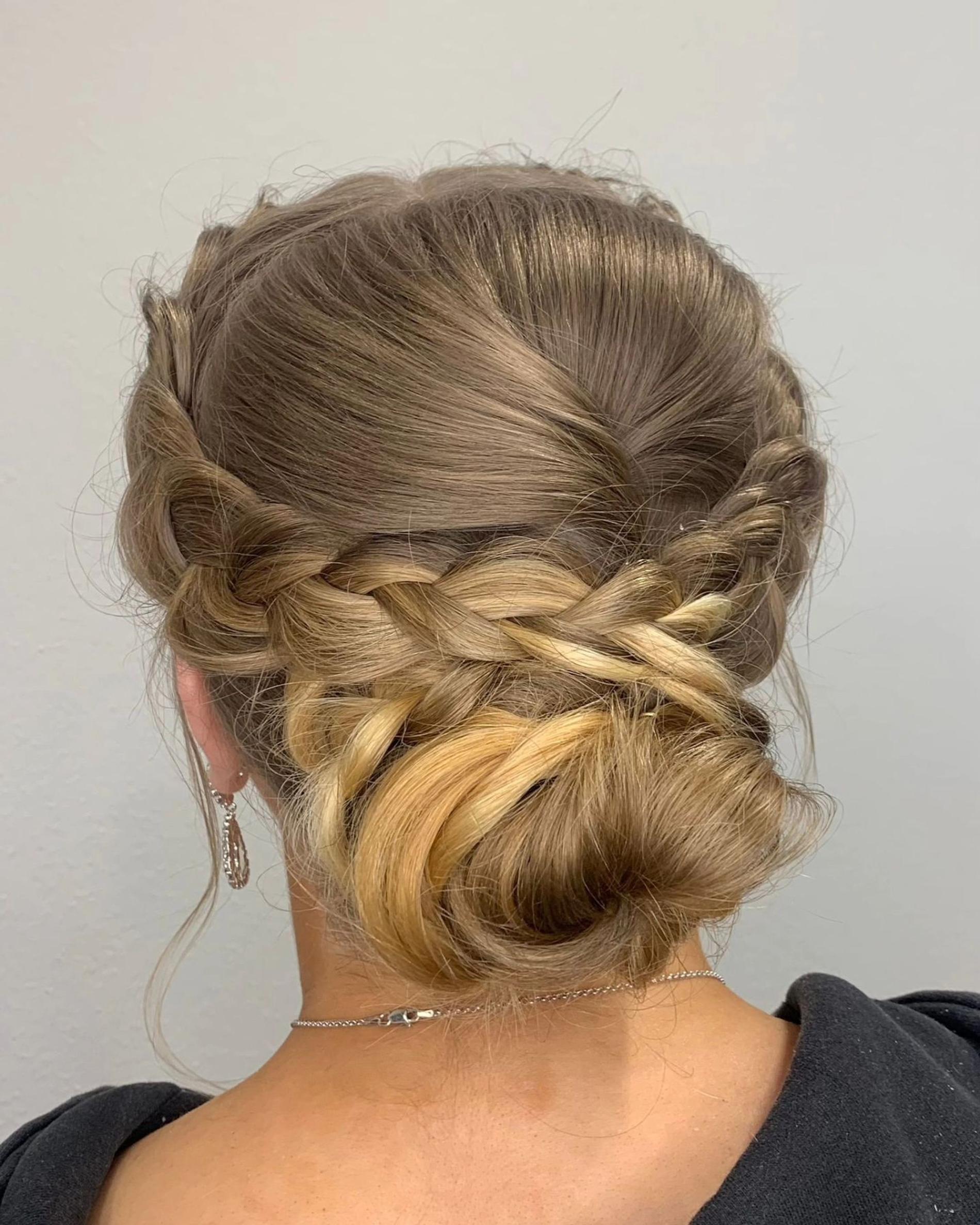 Плетеный пучок можно сделать даже на выпускной. Фото: Инстаграм* @hairstylesbyterhi