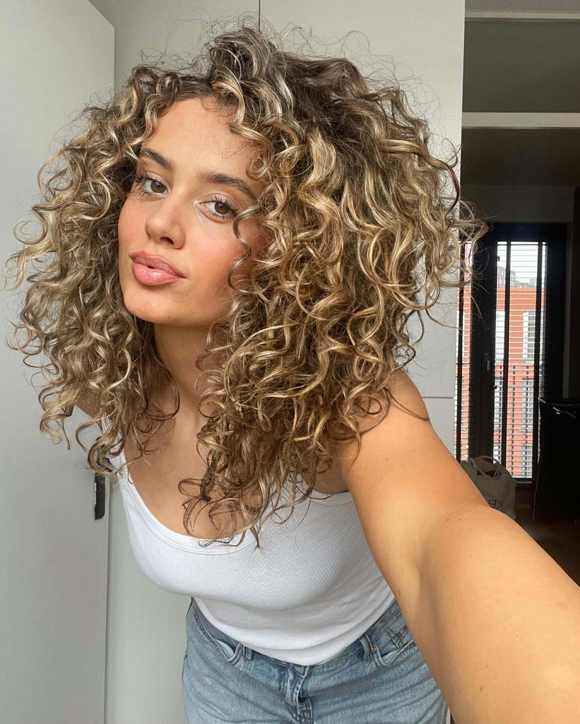 Африканские кудряшки точно разнообразят лук. Фото: Инстаграм* @naomiimonai