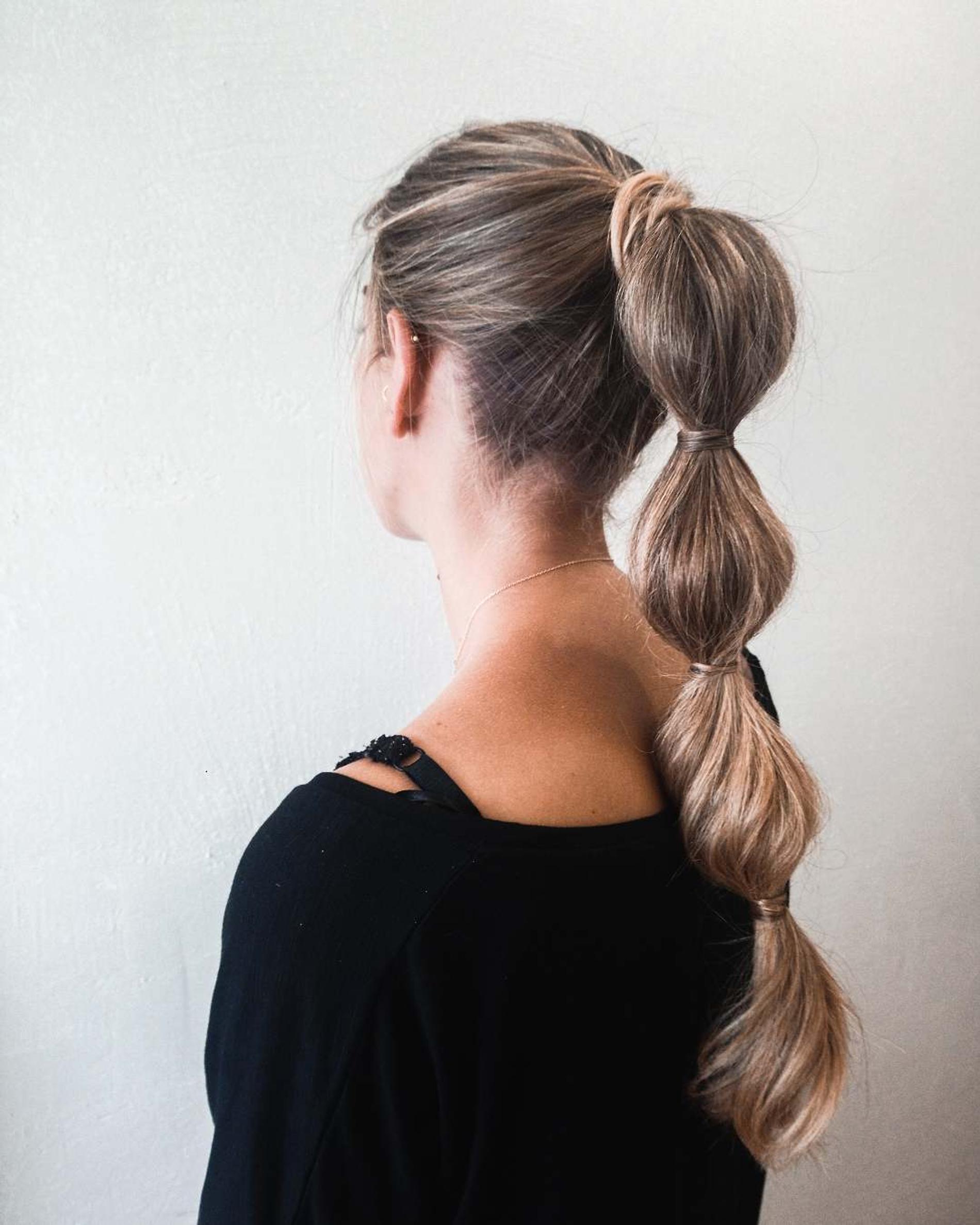 Хвост из пузырей — легкая укладка, а потому не займет много времени. Фото: Инстаграм* @mamenymery