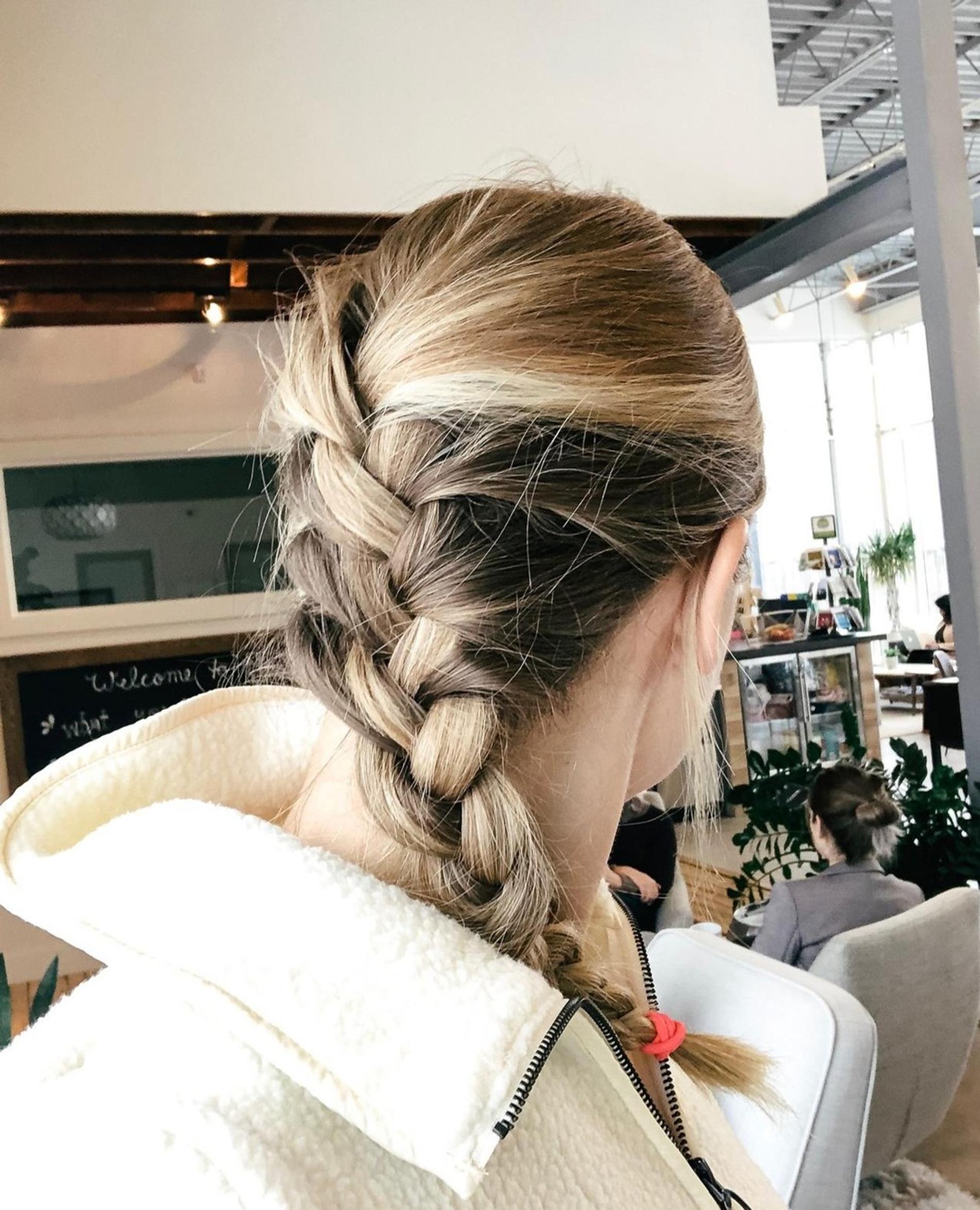 Французская коса на волосах средней длины смотрится объемнее. Фото: Инстаграм* @rfitfoodiefinds